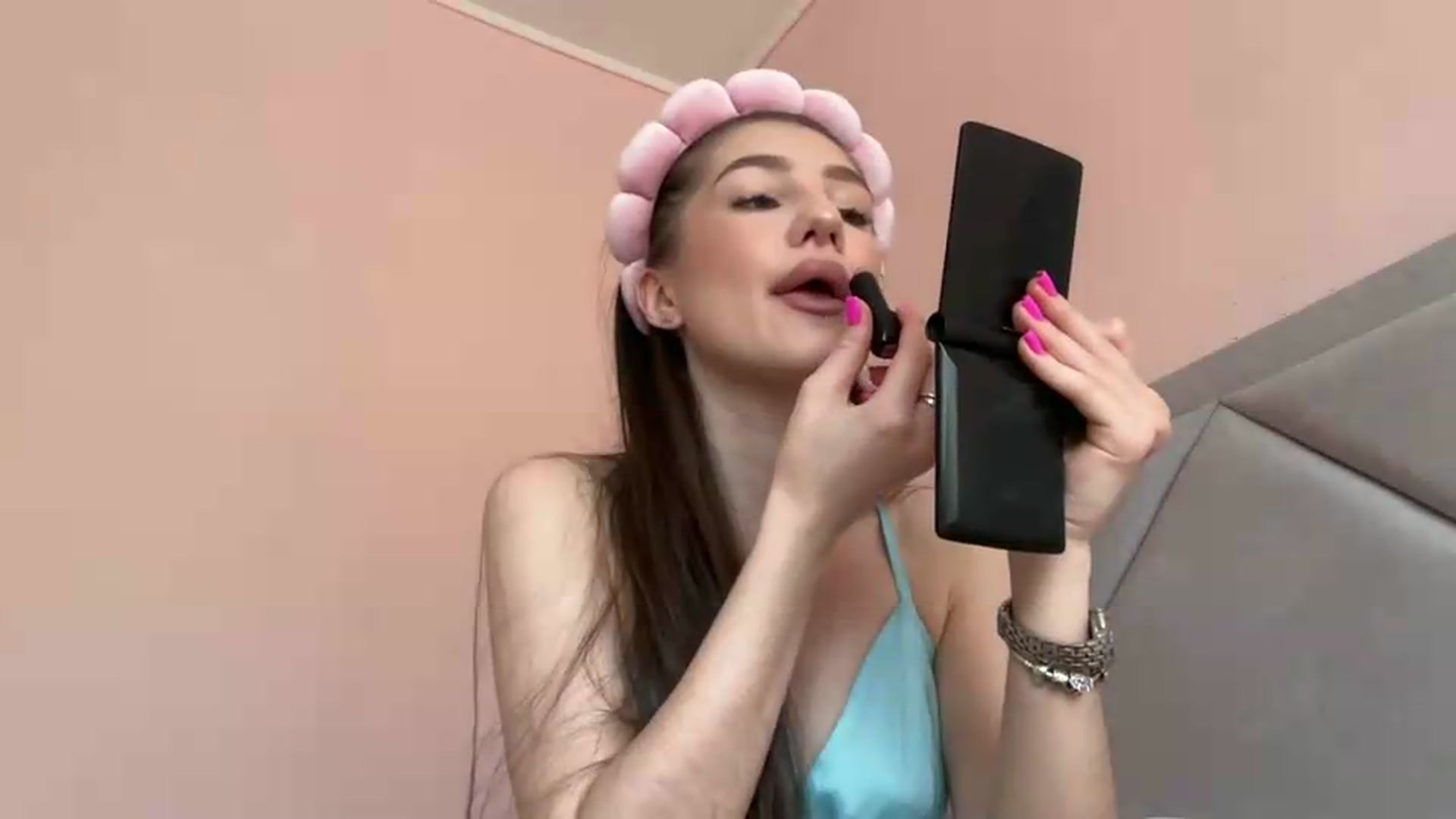 Gallery image thumbnail from MariRi's myfreecams stream on, 05/21/2026, 12:01 image 4 of 20