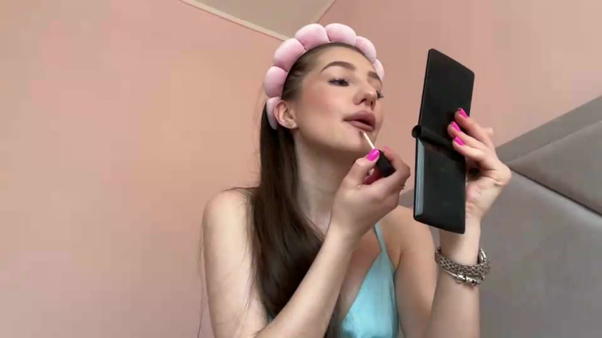 Gallery image thumbnail from MariRi's myfreecams stream on, 05/21/2026, 12:01 image 5 of 20