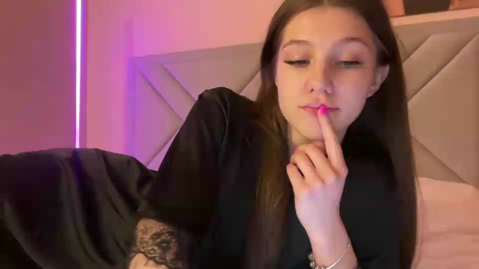 Gallery image thumbnail from MariRi's myfreecams stream on, 06/03/2026, 18:33 image 17 of 20