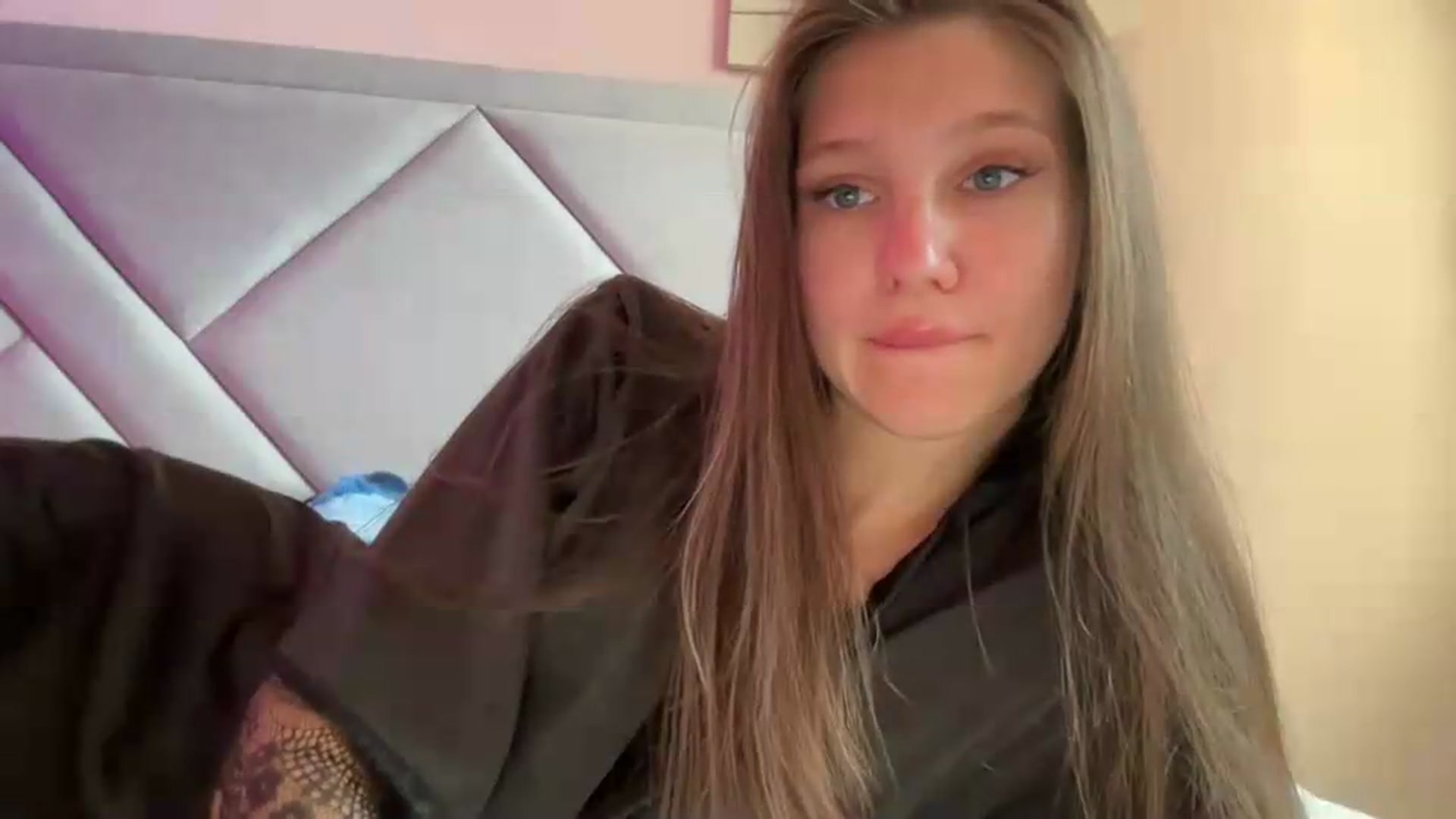 Gallery image thumbnail from MariRi's myfreecams stream on, 06/24/2026, 04:19 image 13 of 20