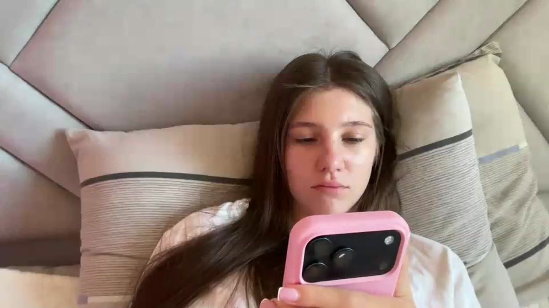 Gallery image thumbnail from MariRi's myfreecams stream on, 07/05/2026, 04:57 image 18 of 20