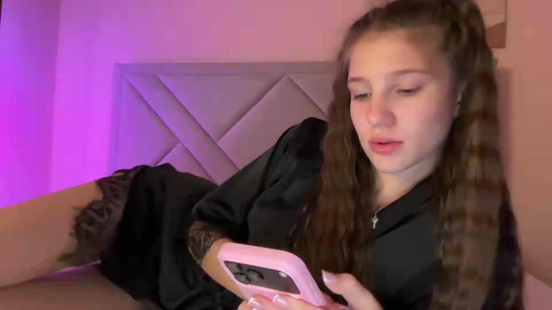 Gallery image thumbnail from MariRi's myfreecams stream on, 07/06/2026, 24:19 image 6 of 20