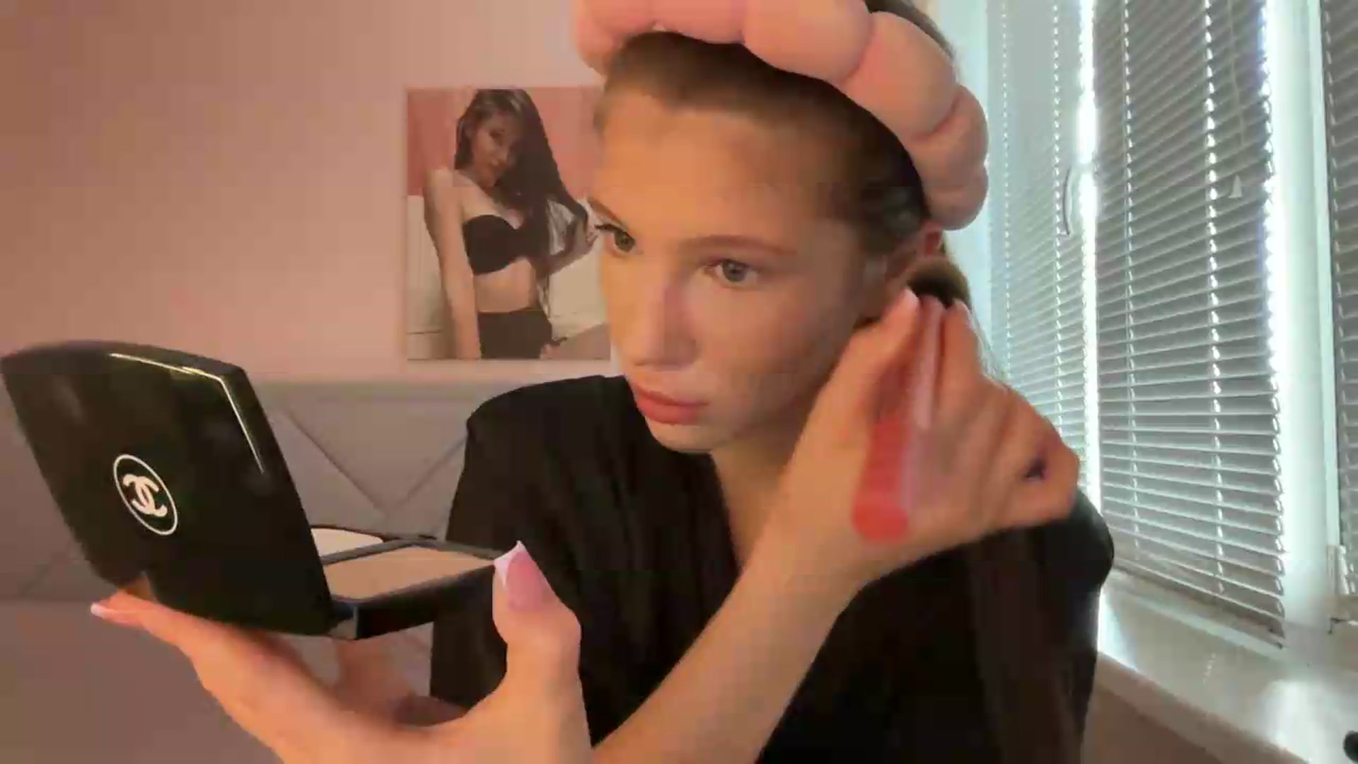 Gallery image thumbnail from MariRi's myfreecams stream on, 08/10/2026, 06:37 image 7 of 20