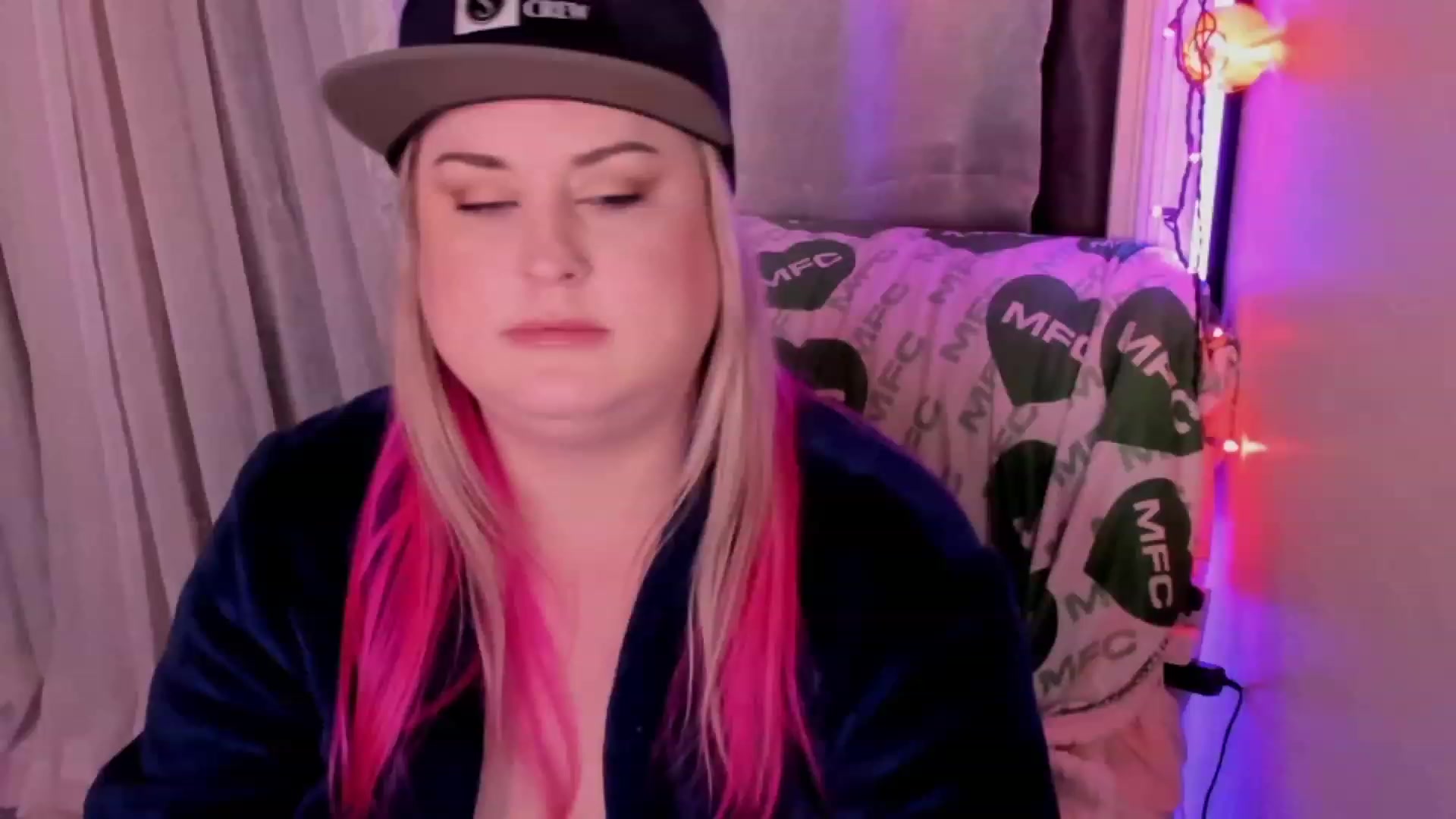 Gallery image thumbnail from Mari_JaeBDAY's myfreecams stream on, 11/18/2022, 09:26 image 19 of 20