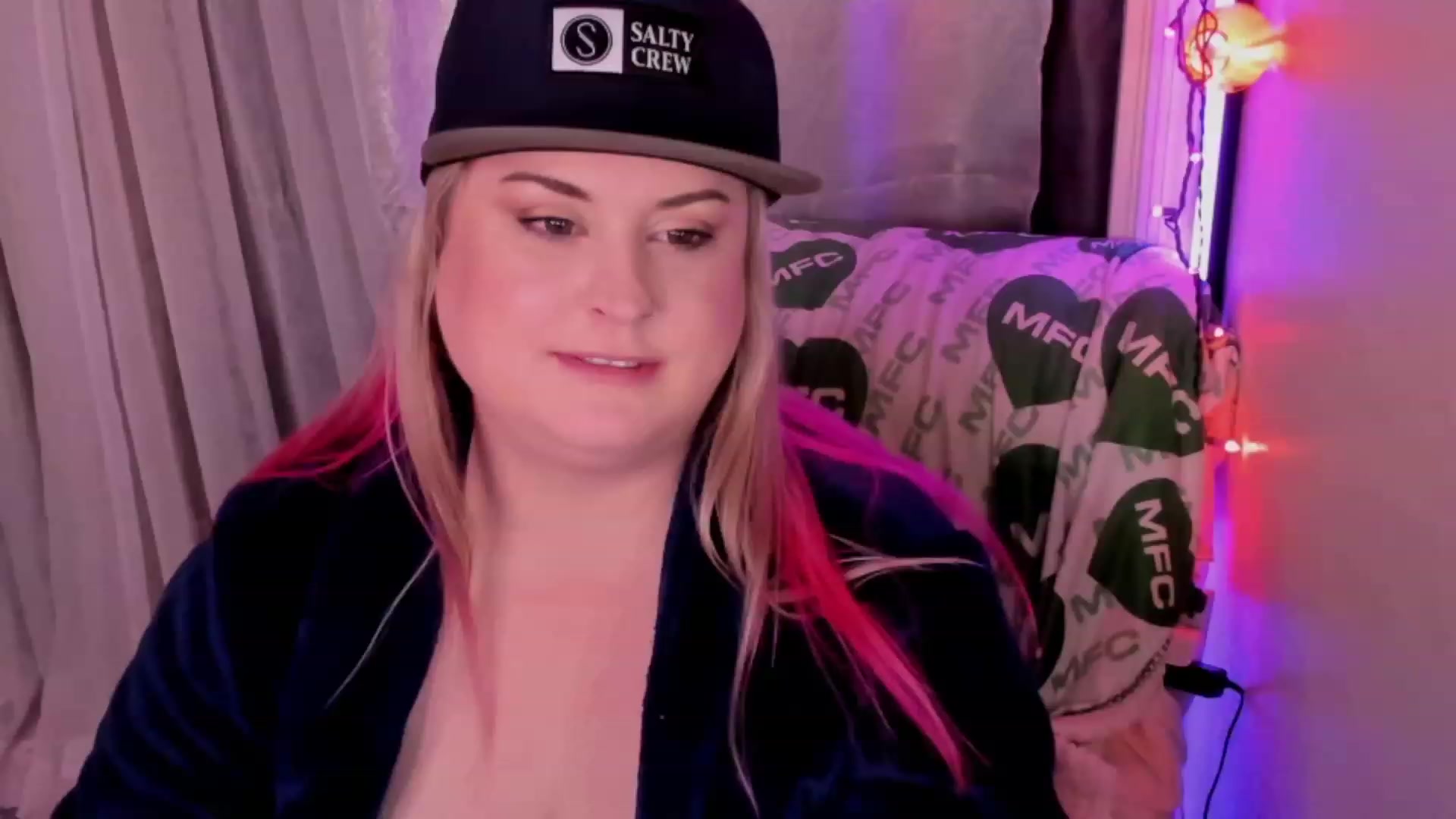 Gallery image thumbnail from Mari_JaeBDAY's myfreecams stream on, 11/18/2022, 09:26 image 17 of 20