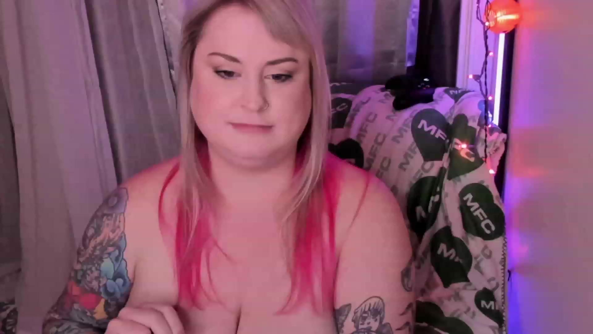 Gallery image thumbnail from Mari_JaeBDAY's myfreecams stream on, 11/22/2022, 08:39 image 5 of 20