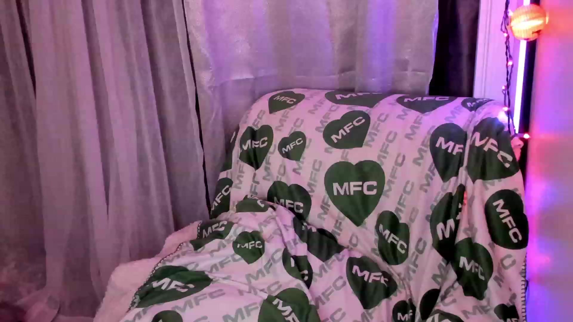 Gallery image thumbnail from Mari_JaeBDAY's myfreecams stream on, 11/23/2022, 08:06 image 9 of 20