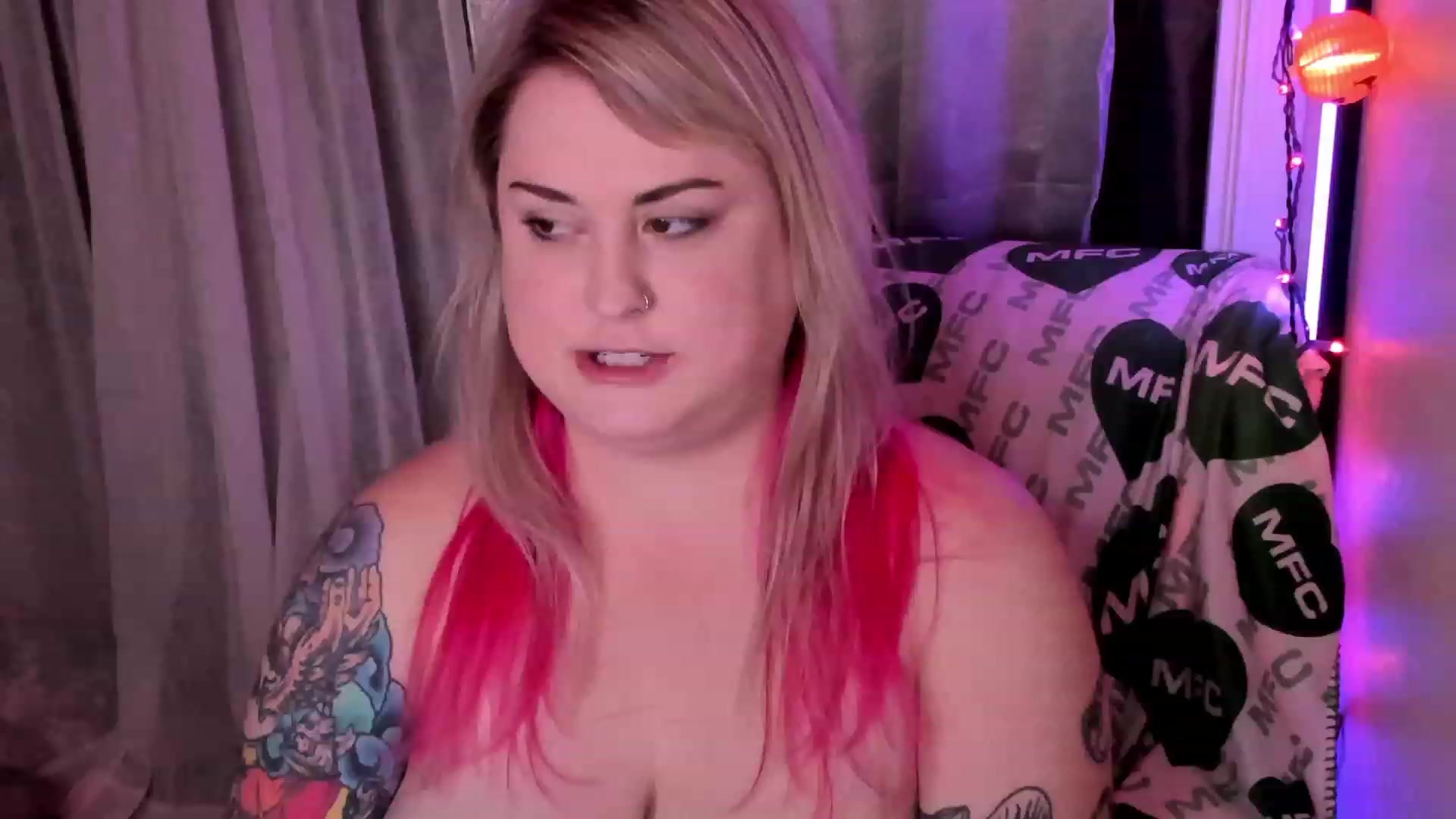Gallery image thumbnail from Mari_JaeBDAY's myfreecams stream on, 11/23/2022, 08:06 image 3 of 20