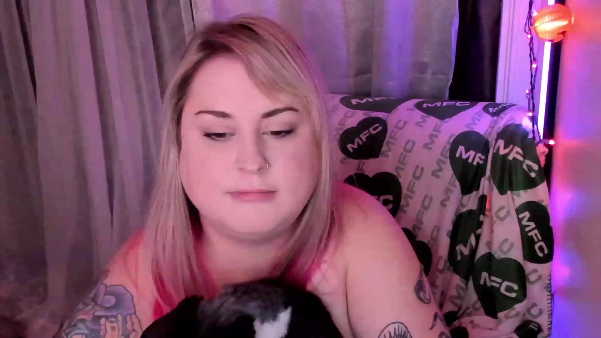 Gallery image thumbnail from Mari_JaeBDAY's myfreecams stream on, 11/23/2022, 08:06 image 17 of 20