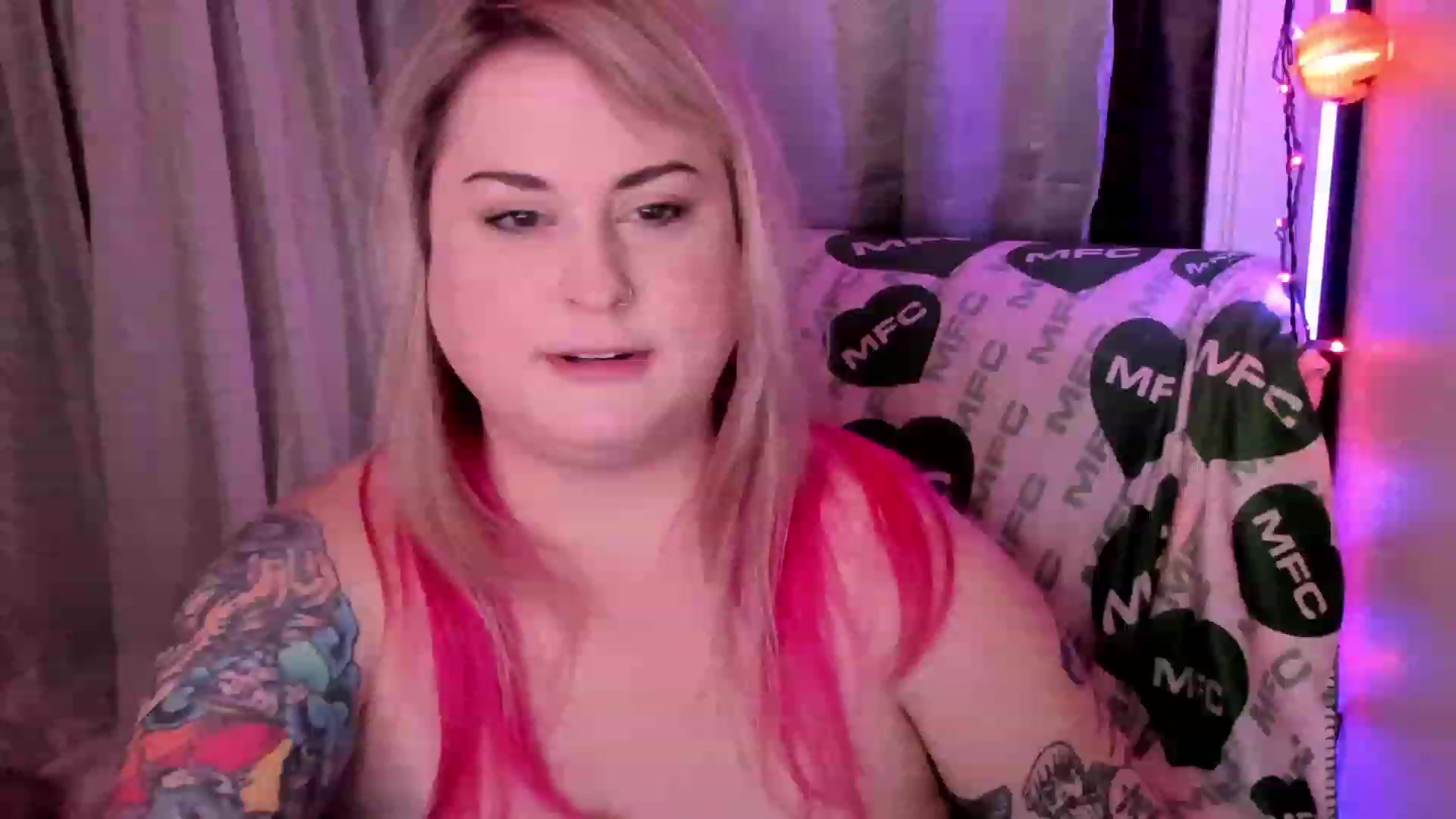 Gallery image thumbnail from Mari_JaeBDAY's myfreecams stream on, 11/23/2022, 08:06 image 7 of 20