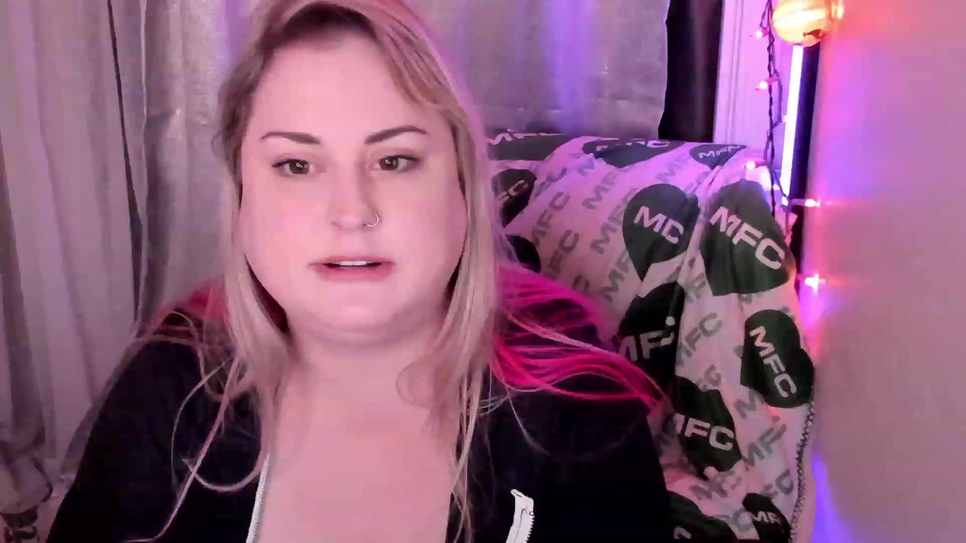 Gallery image thumbnail from Mari_JaeBDAY's myfreecams stream on, 11/25/2022, 08:38 image 11 of 20
