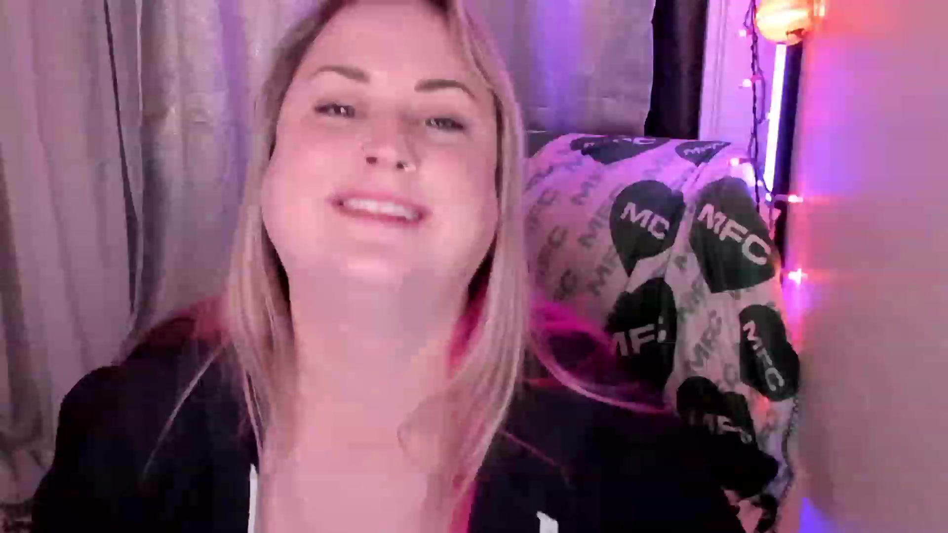 Gallery image thumbnail from Mari_JaeBDAY's myfreecams stream on, 11/25/2022, 08:38 image 15 of 20
