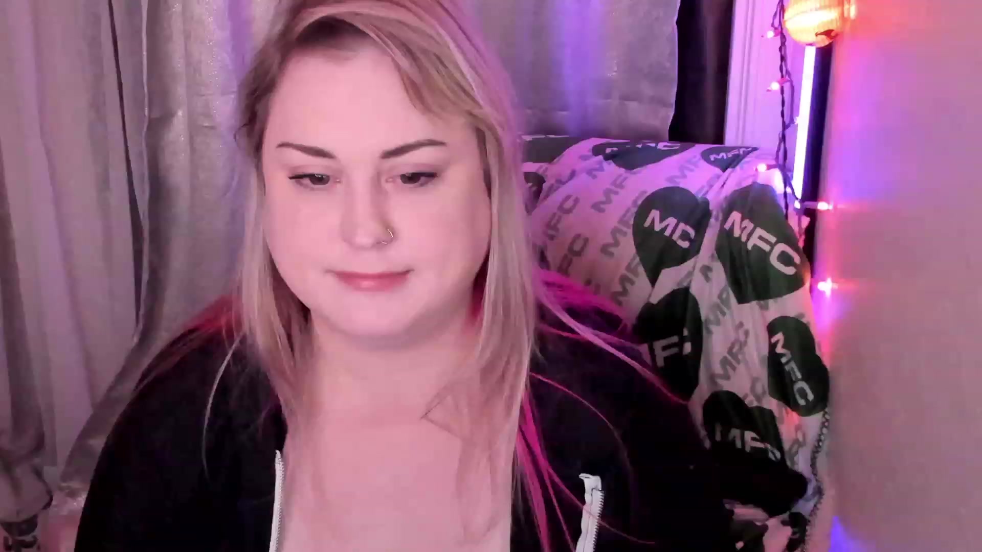 Gallery image thumbnail from Mari_JaeBDAY's myfreecams stream on, 11/25/2022, 08:38 image 14 of 20