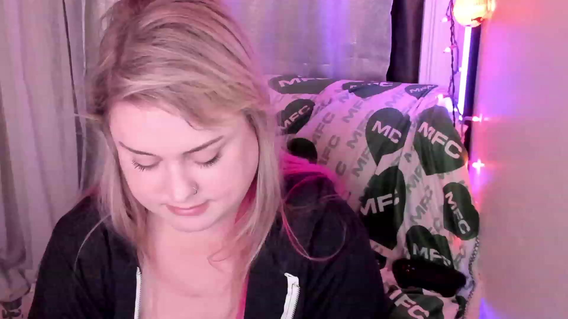 Gallery image thumbnail from Mari_JaeBDAY's myfreecams stream on, 11/25/2022, 08:38 image 19 of 20