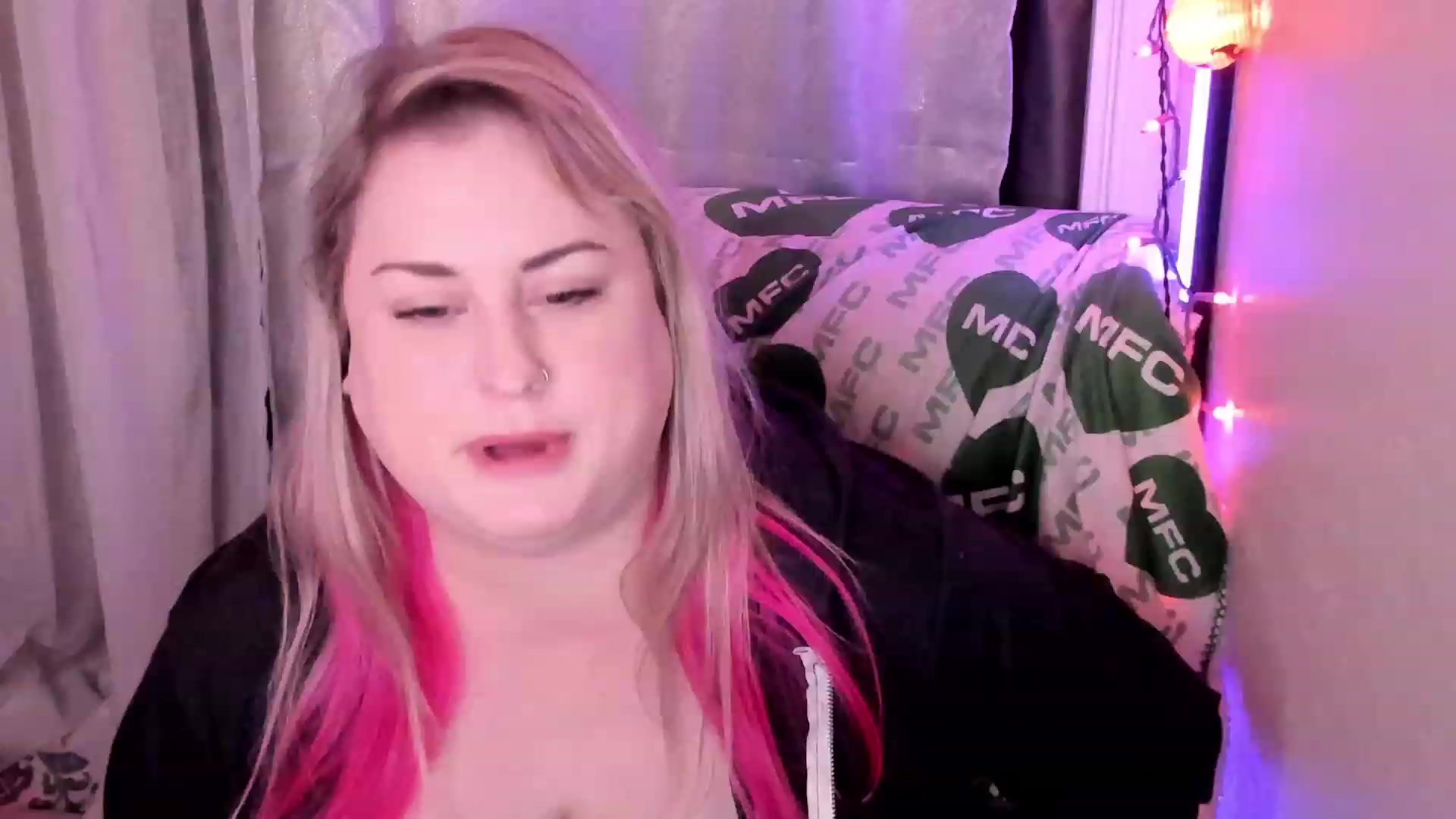 Gallery image thumbnail from Mari_JaeBDAY's myfreecams stream on, 11/25/2022, 08:38 image 2 of 20