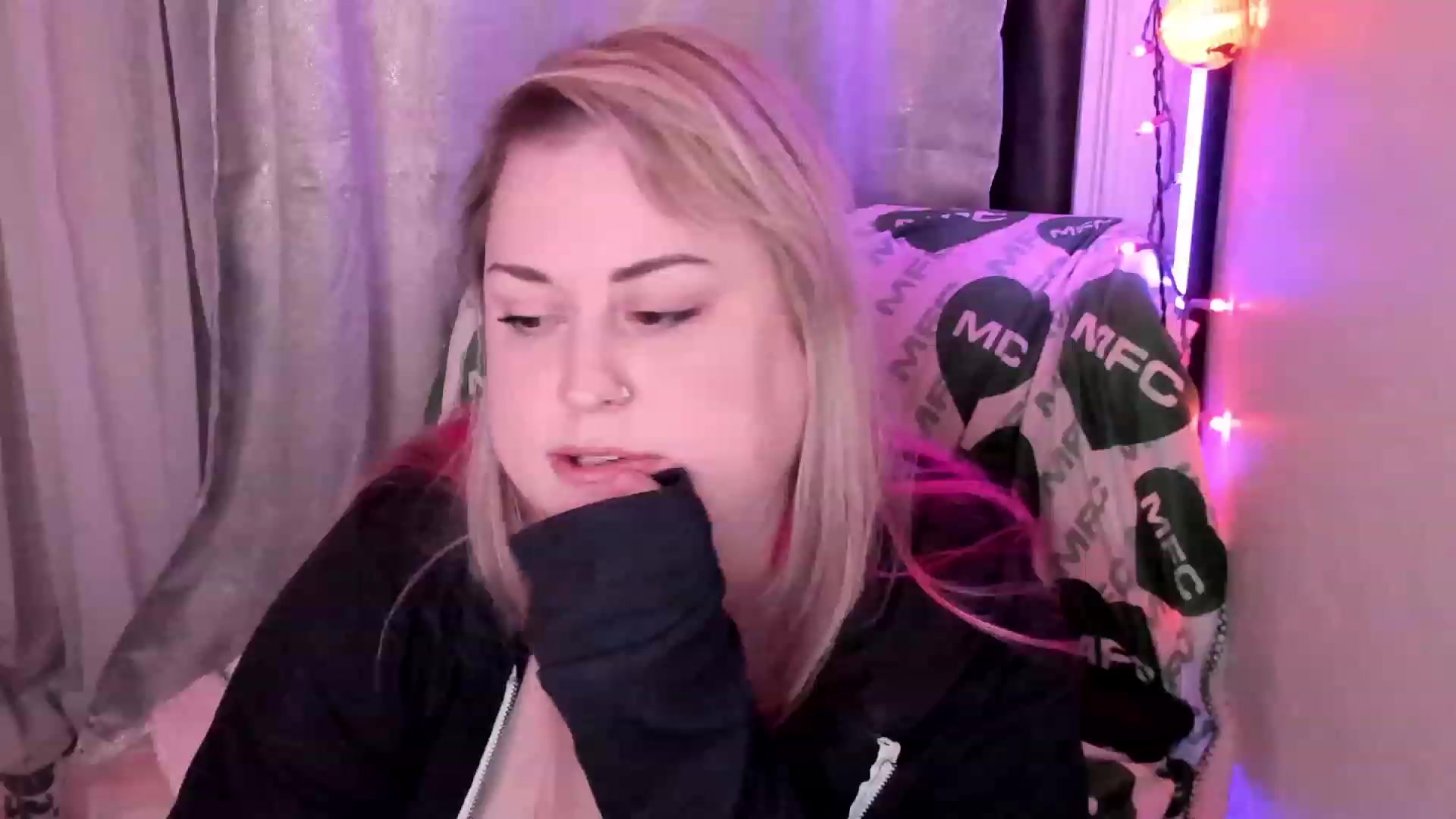 Gallery image thumbnail from Mari_JaeBDAY's myfreecams stream on, 11/25/2022, 08:38 image 17 of 20