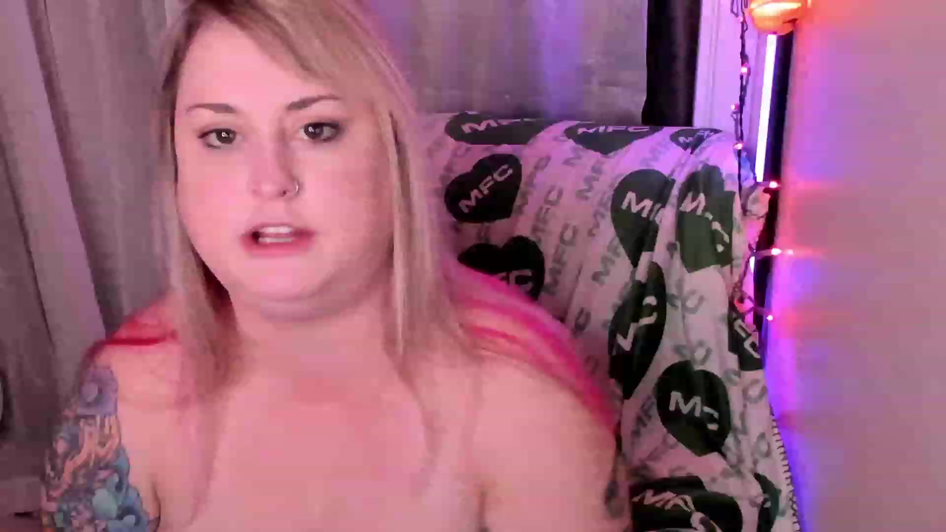 Gallery image thumbnail from Mari_JaeBDAY's myfreecams stream on, 11/27/2022, 11:54 image 17 of 20