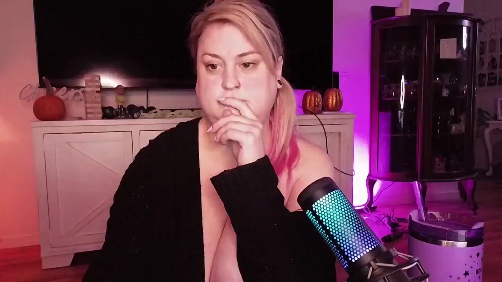 Gallery image thumbnail from Mari_JaeBDAY's myfreecams stream on, 11/19/2024, 09:04 image 9 of 20