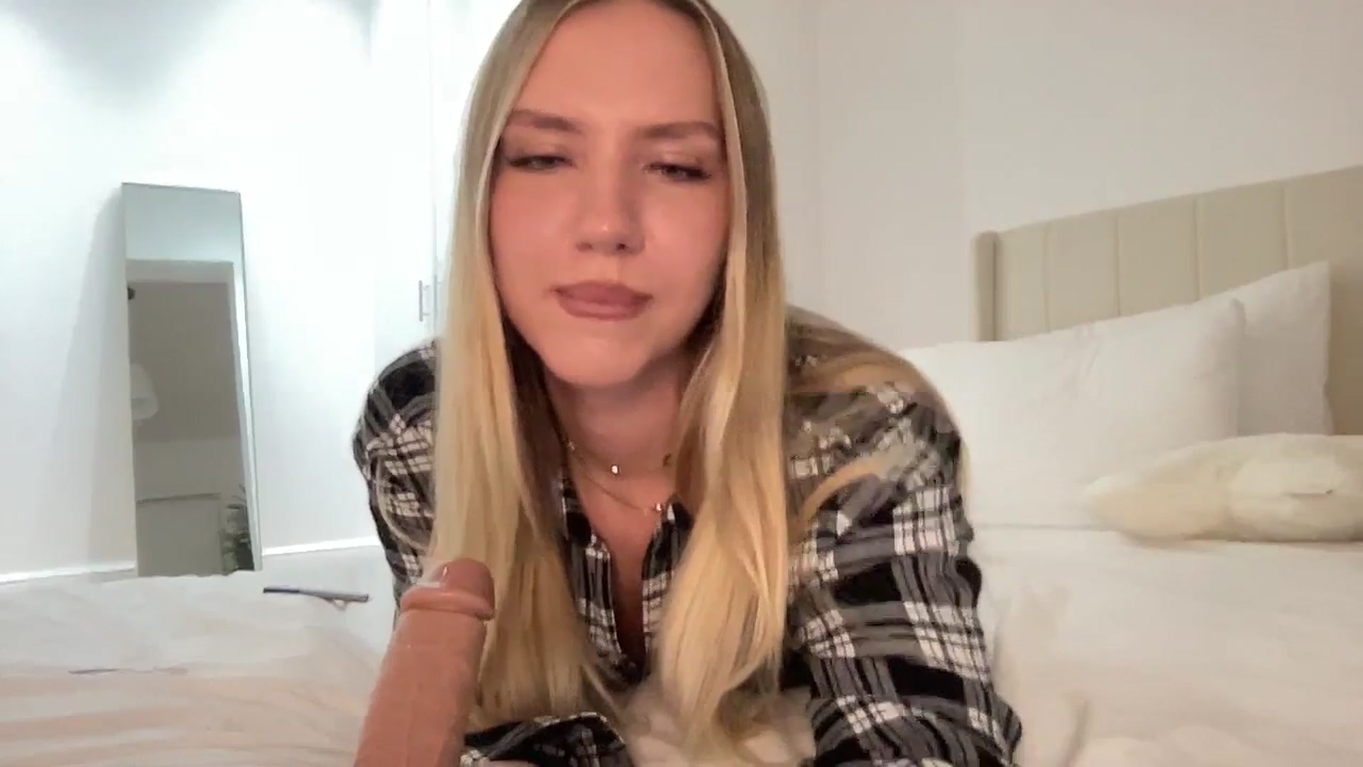 Gallery image thumbnail from Maria_x1's myfreecams stream on, 11/11/2025, 01:03 image 19 of 20