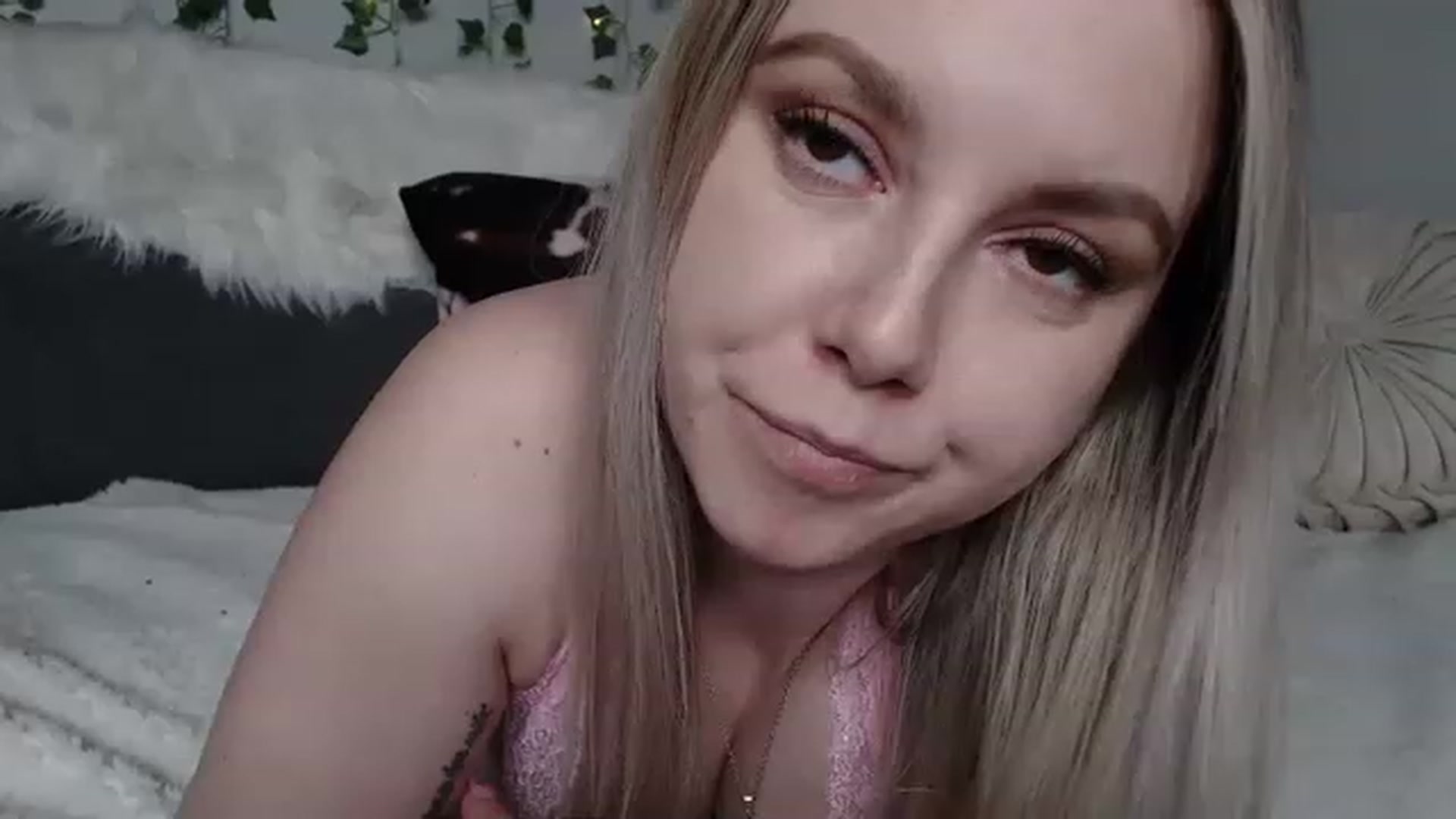 Gallery image thumbnail from MariahKay's myfreecams stream on, 03/24/2023, 23:25 image 5 of 20