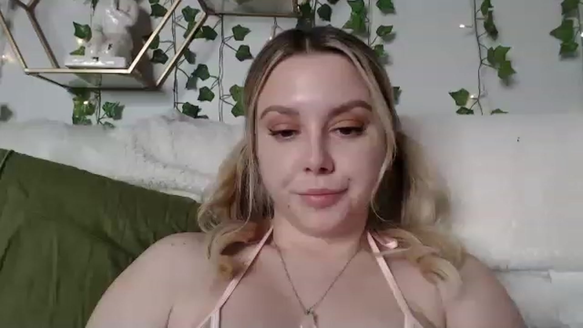 Gallery image thumbnail from MariahKay's myfreecams stream on, 04/19/2023, 21:30 image 19 of 20