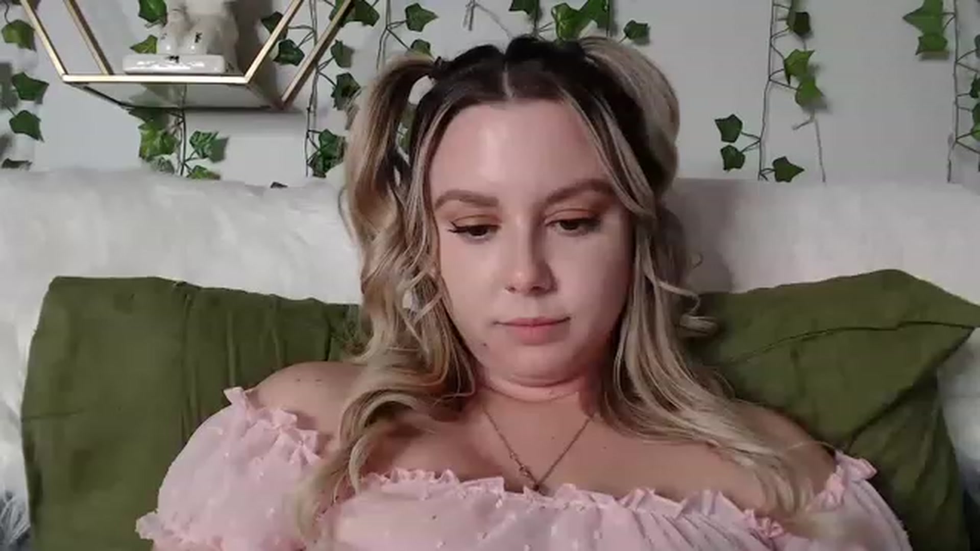 Gallery image thumbnail from MariahKay's myfreecams stream on, 05/31/2023, 23:40 image 4 of 20