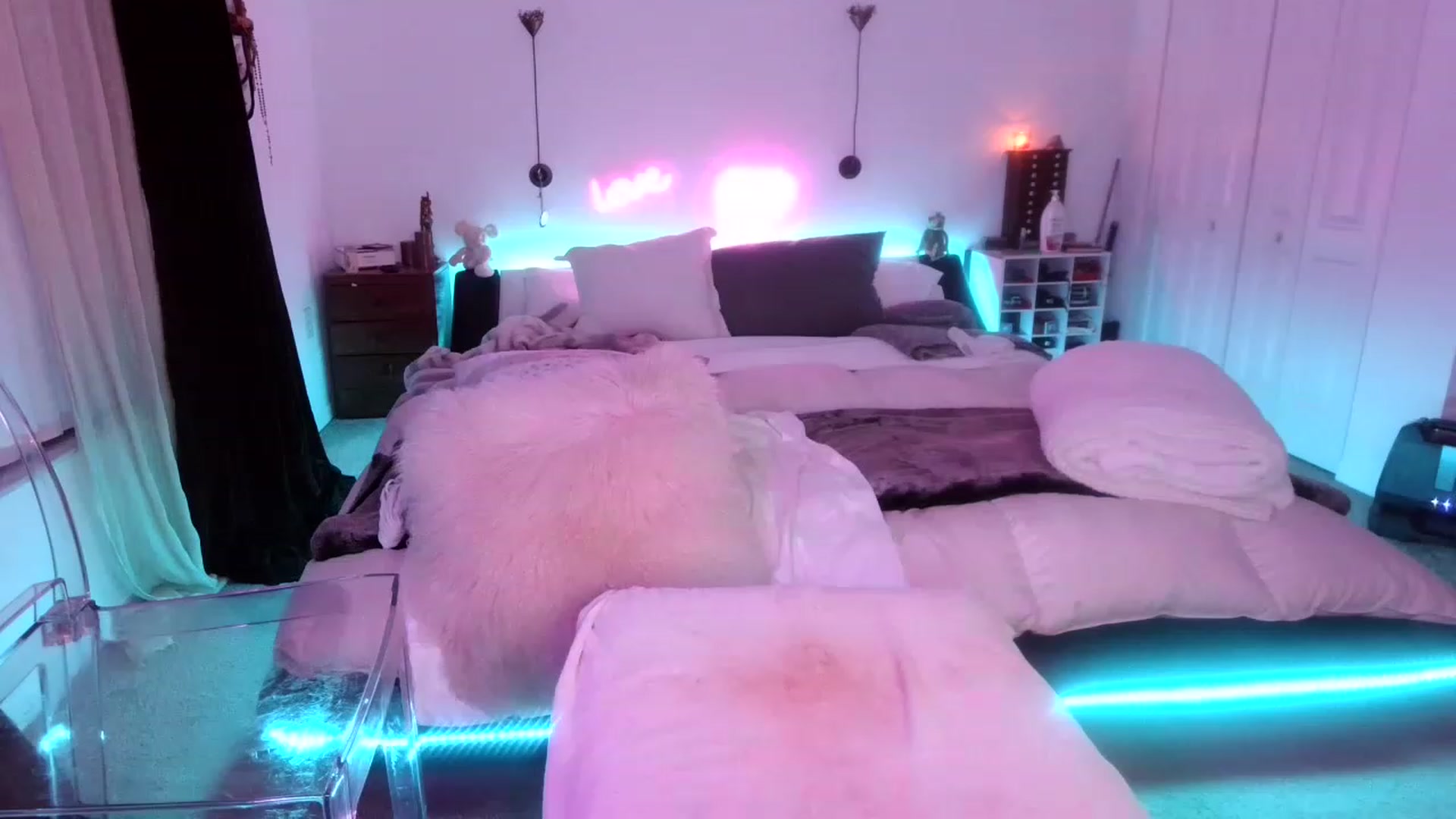 Gallery image thumbnail from MariahXO_'s myfreecams stream on, 11/24/2022, 04:07 image 5 of 20
