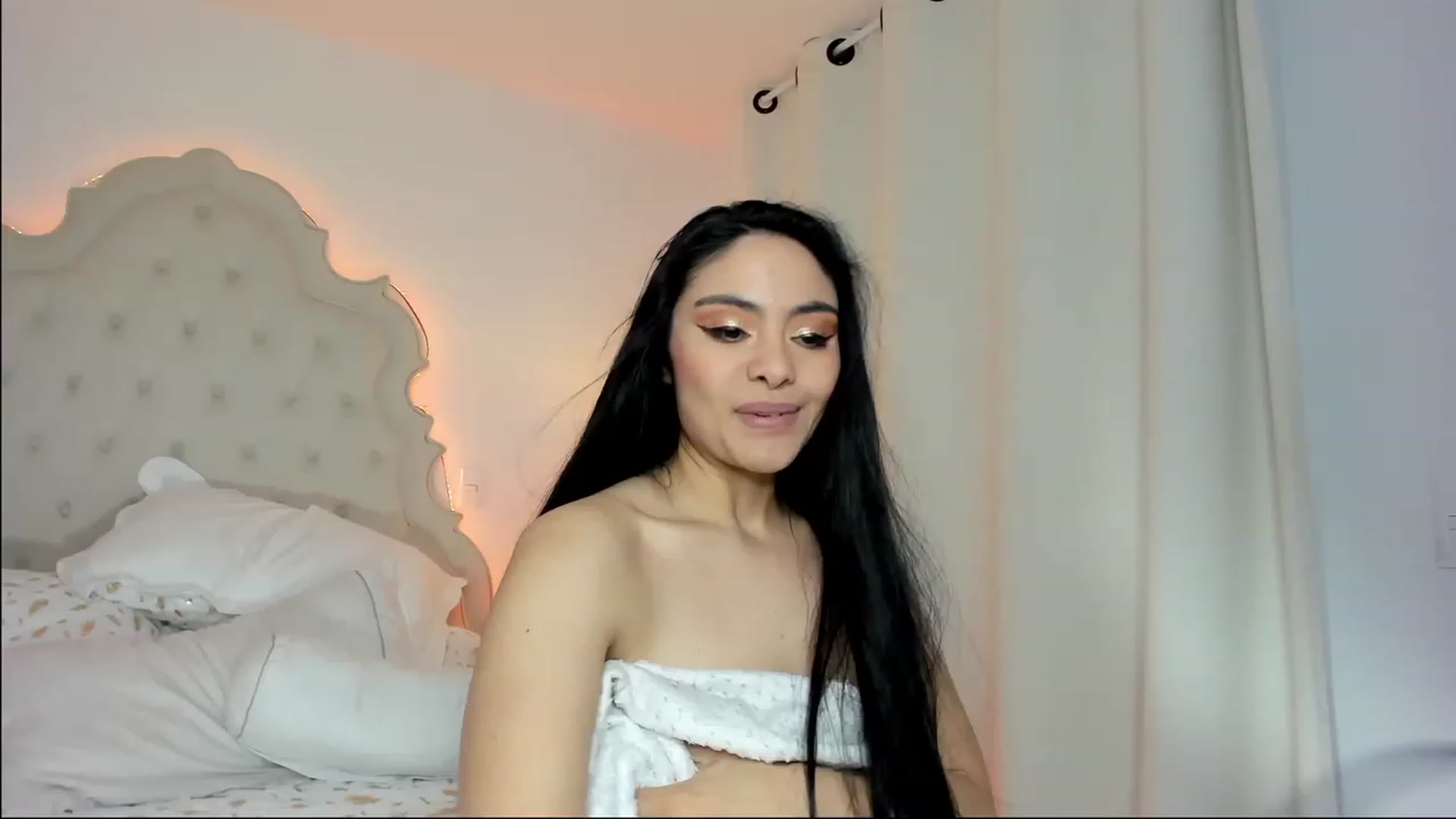 Gallery image thumbnail from Marianviolet's myfreecams stream on, 12/02/2022, 10:58 image 14 of 20