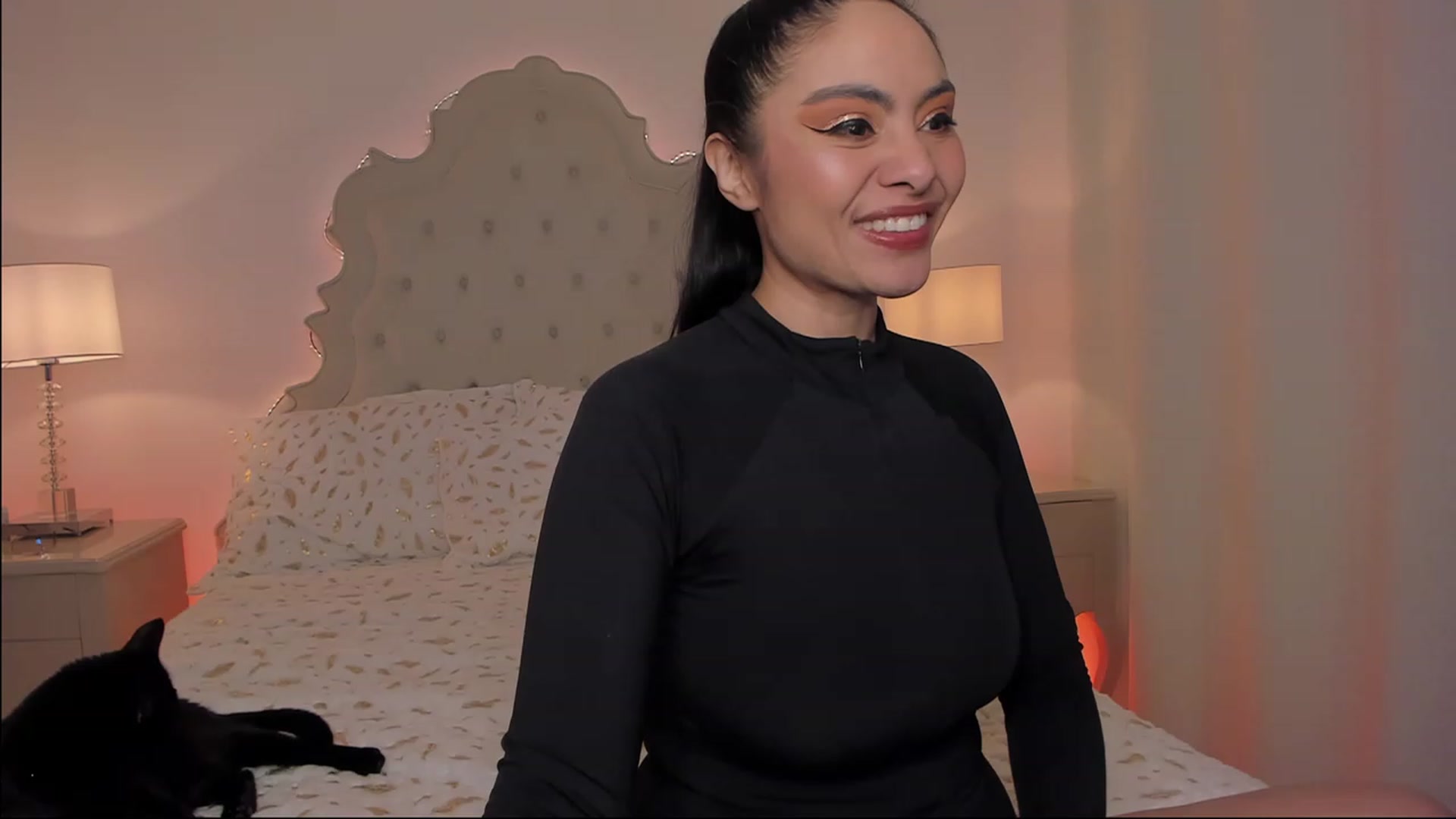 Gallery image thumbnail from Marianviolet's myfreecams stream on, 12/25/2022, 08:54 image 1 of 20