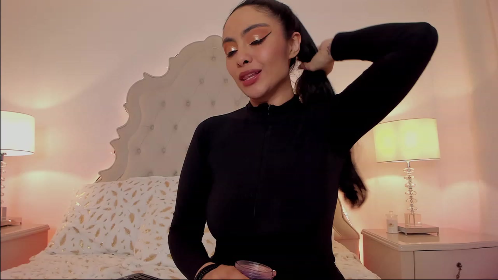 Gallery image thumbnail from Marianviolet's myfreecams stream on, 12/25/2022, 08:54 image 10 of 20