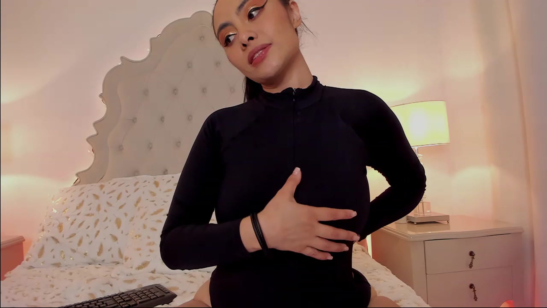 Gallery image thumbnail from Marianviolet's myfreecams stream on, 12/25/2022, 08:54 image 11 of 20