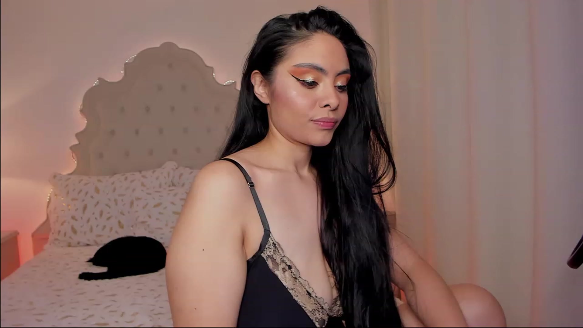 Gallery image thumbnail from Marianviolet's myfreecams stream on, 12/27/2022, 07:13 image 8 of 20