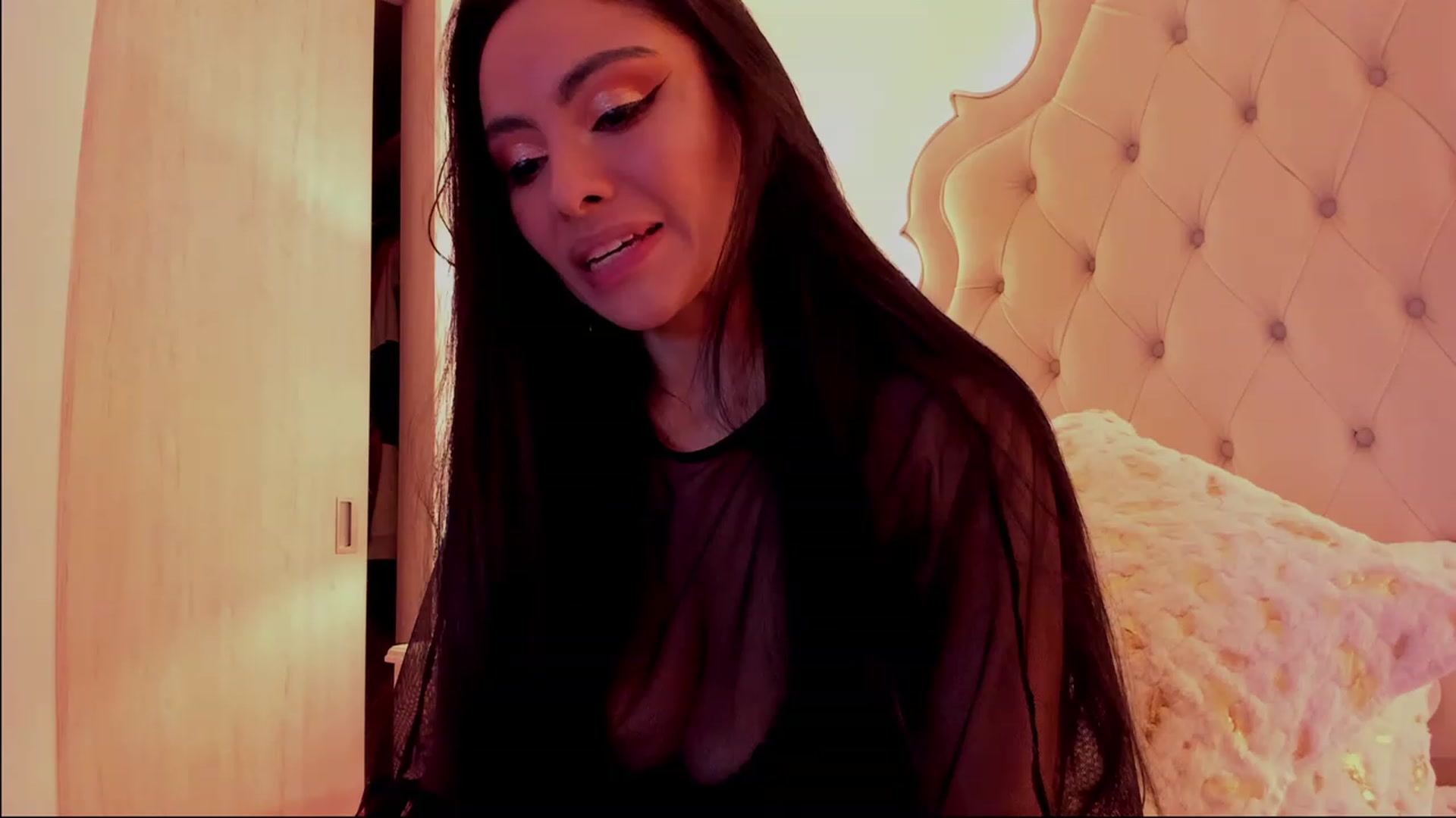 Gallery image thumbnail from Marianviolet's myfreecams stream on, 12/28/2022, 07:27 image 18 of 20