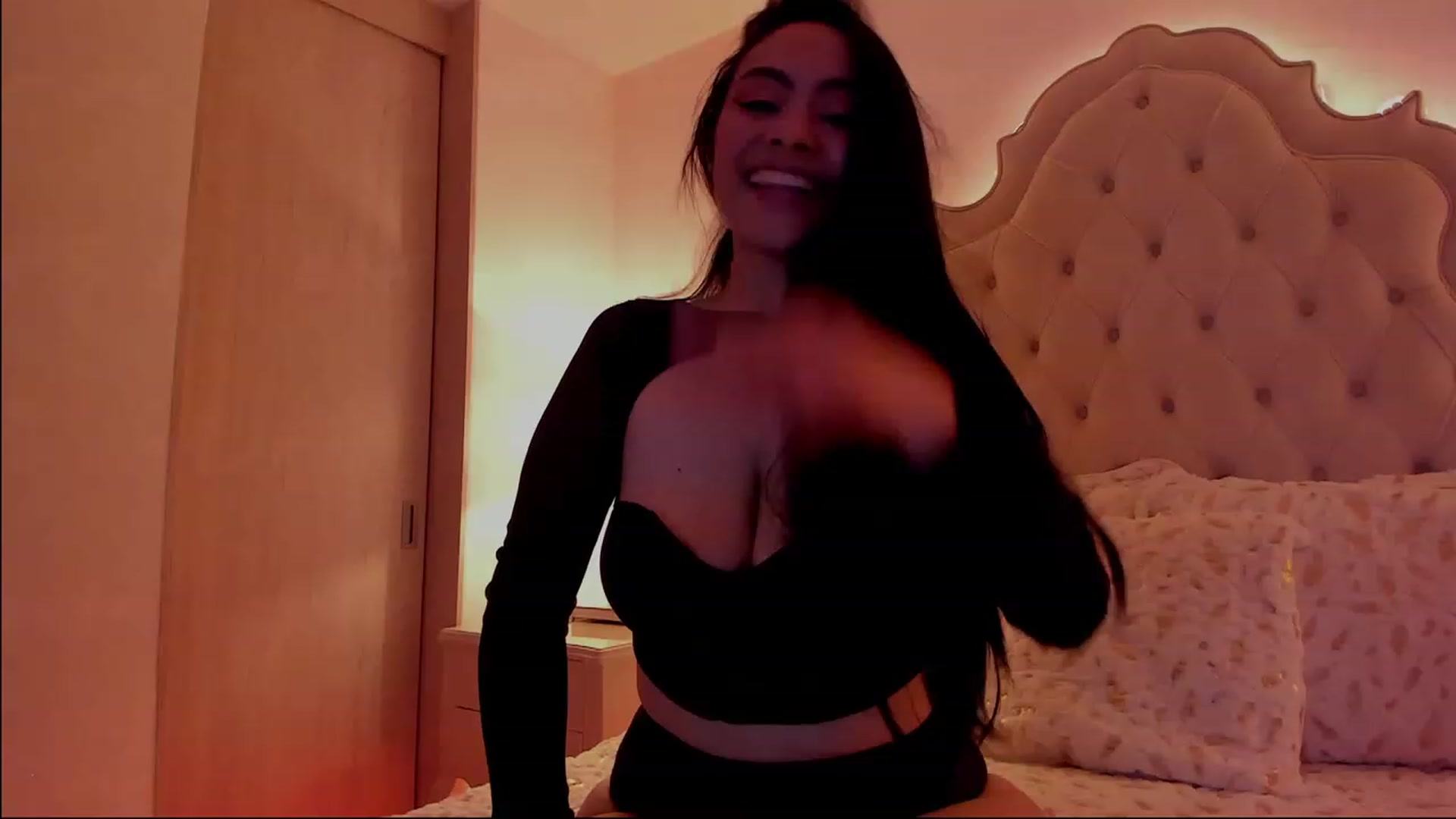 Gallery image thumbnail from Marianviolet's myfreecams stream on, 01/17/2023, 07:07 image 8 of 20