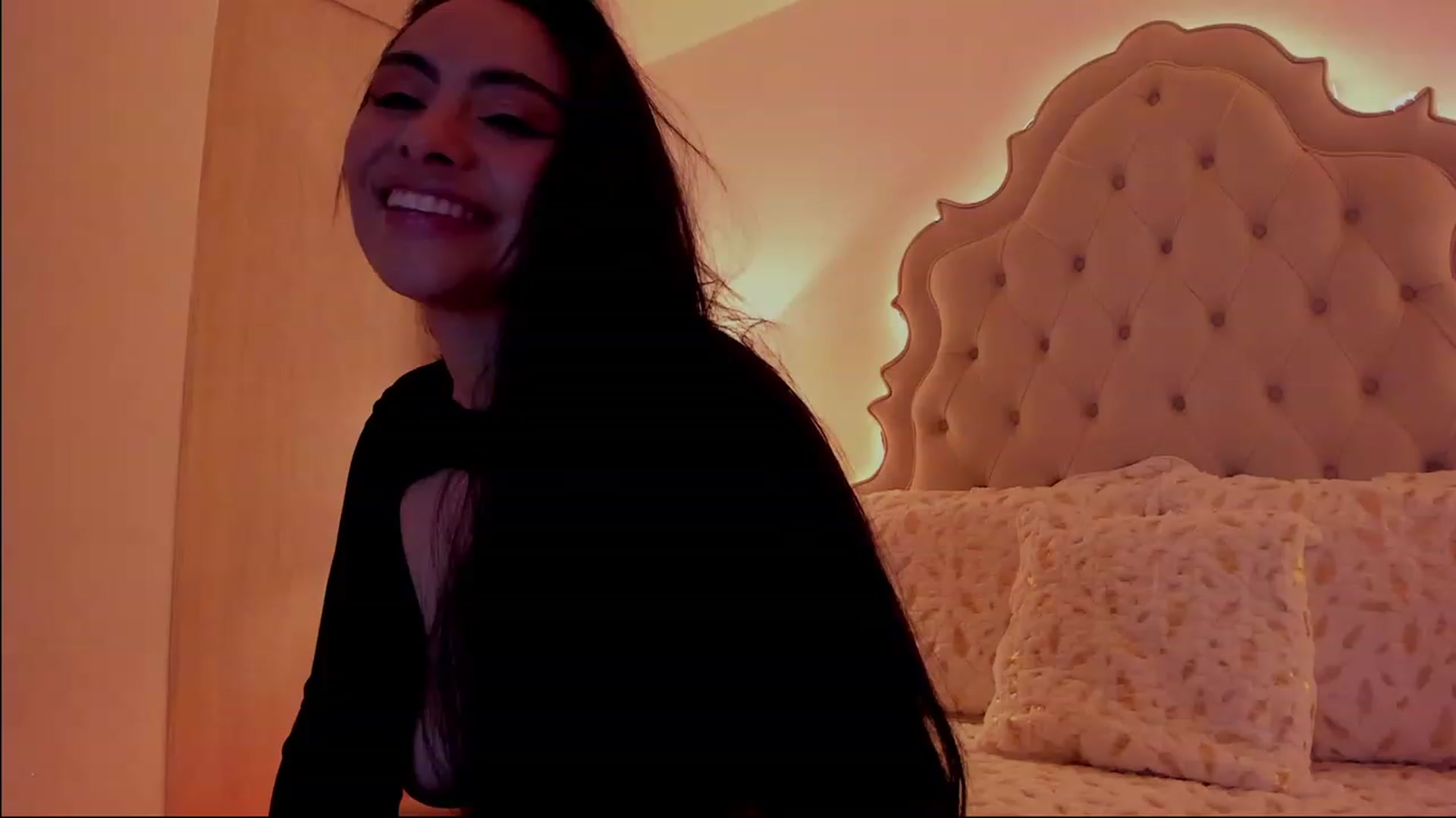 Gallery image thumbnail from Marianviolet's myfreecams stream on, 01/17/2023, 07:07 image 3 of 20