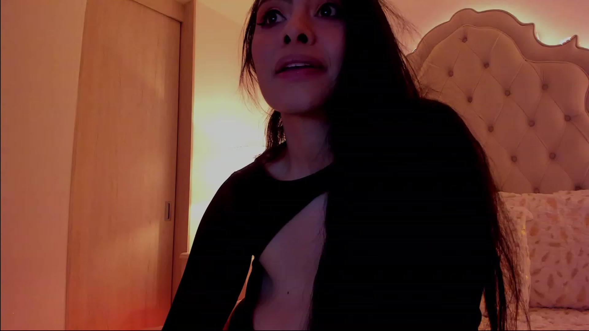 Gallery image thumbnail from Marianviolet's myfreecams stream on, 01/17/2023, 07:07 image 7 of 20