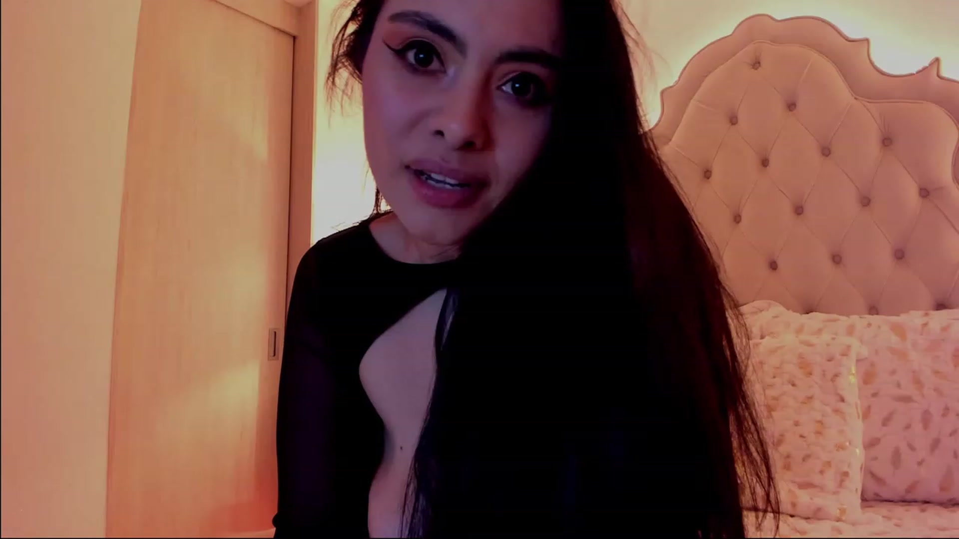Gallery image thumbnail from Marianviolet's myfreecams stream on, 01/17/2023, 07:07 image 4 of 20