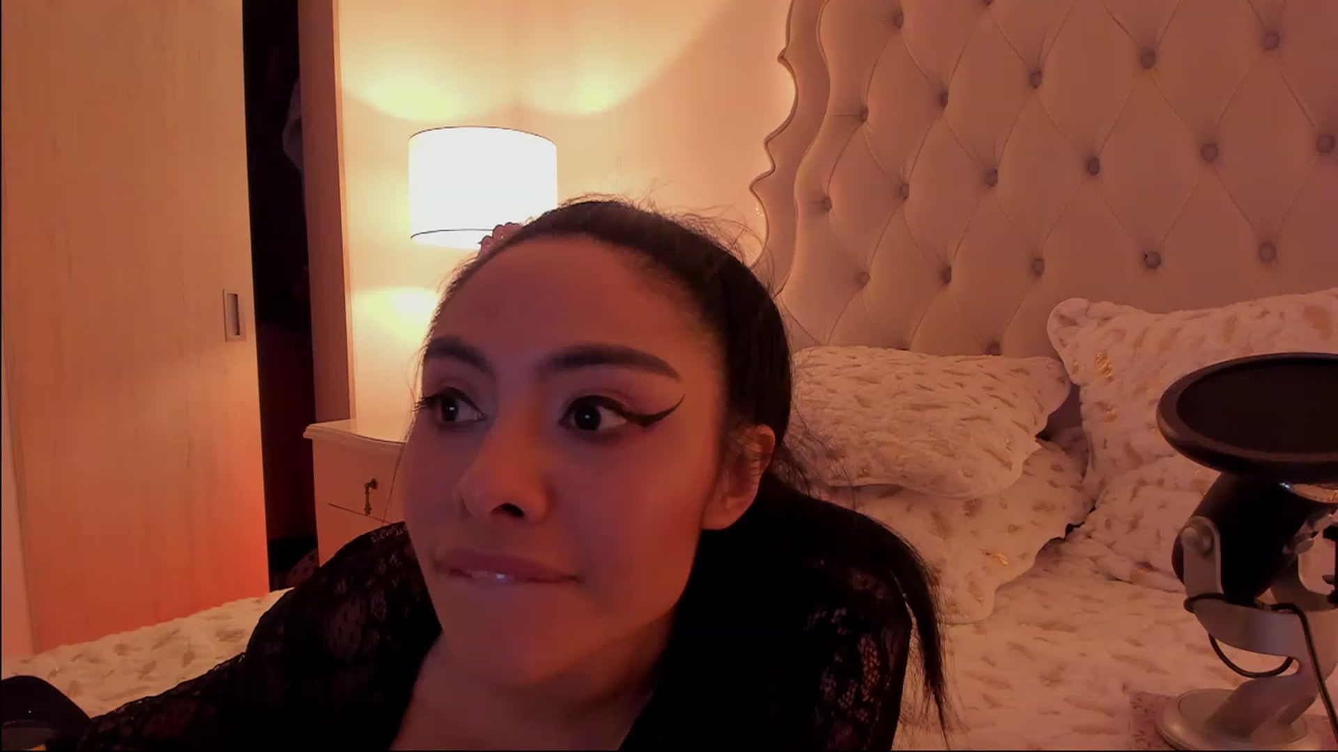 Gallery image thumbnail from Marianviolet's myfreecams stream on, 02/12/2023, 09:22 image 2 of 20