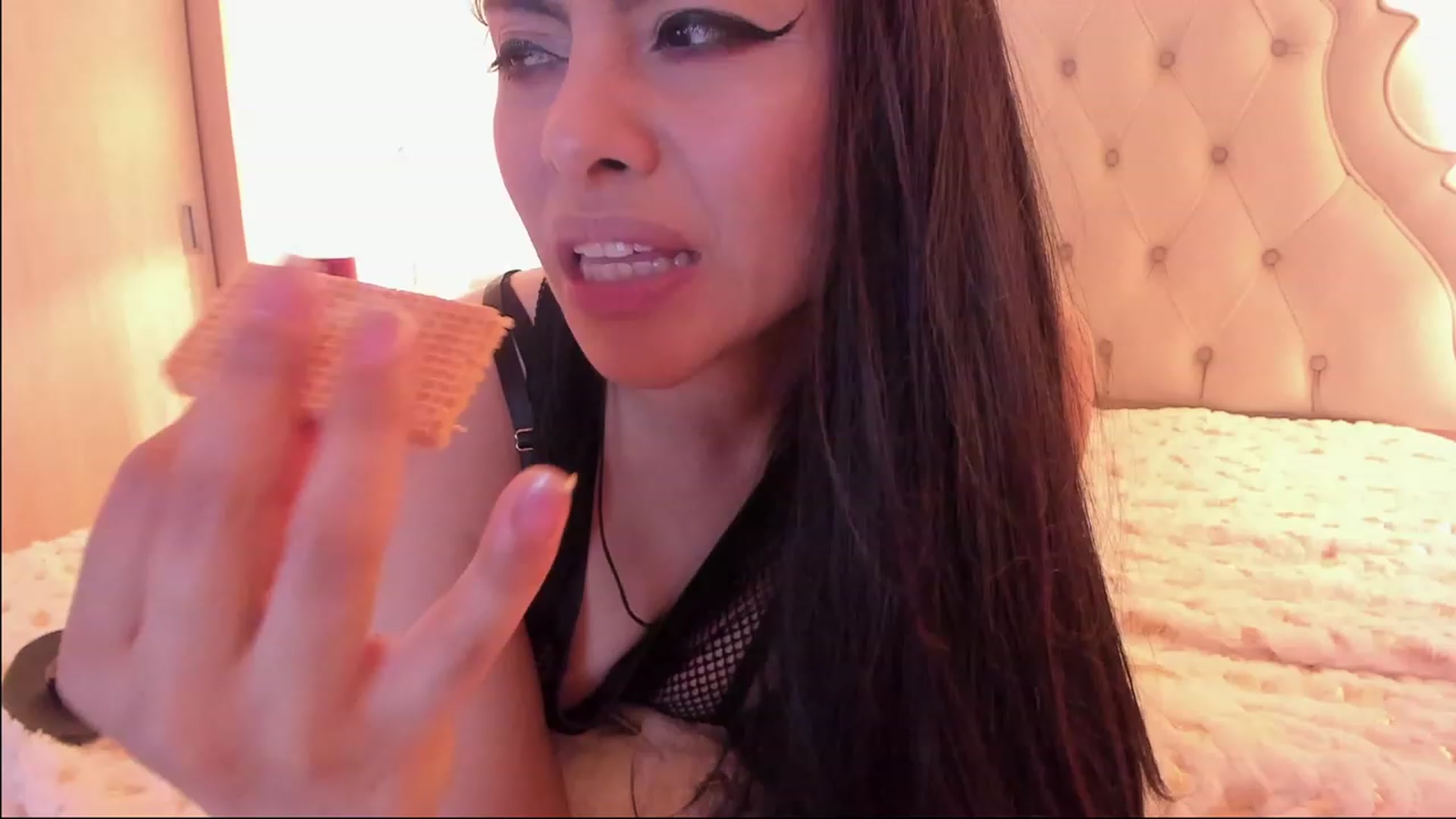 Gallery image thumbnail from Marianviolet's myfreecams stream on, 02/19/2023, 08:26 image 11 of 20