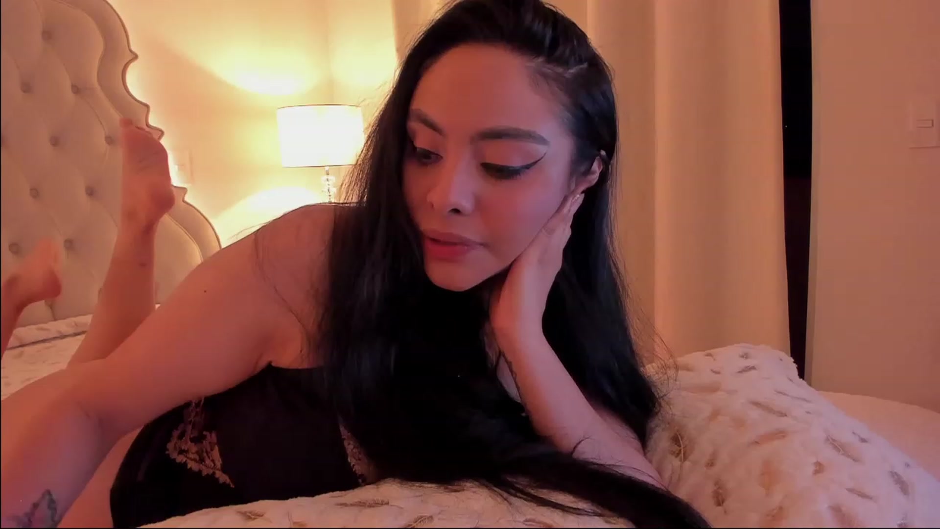 Gallery image thumbnail from Marianviolet's myfreecams stream on, 02/28/2023, 07:21 image 16 of 20