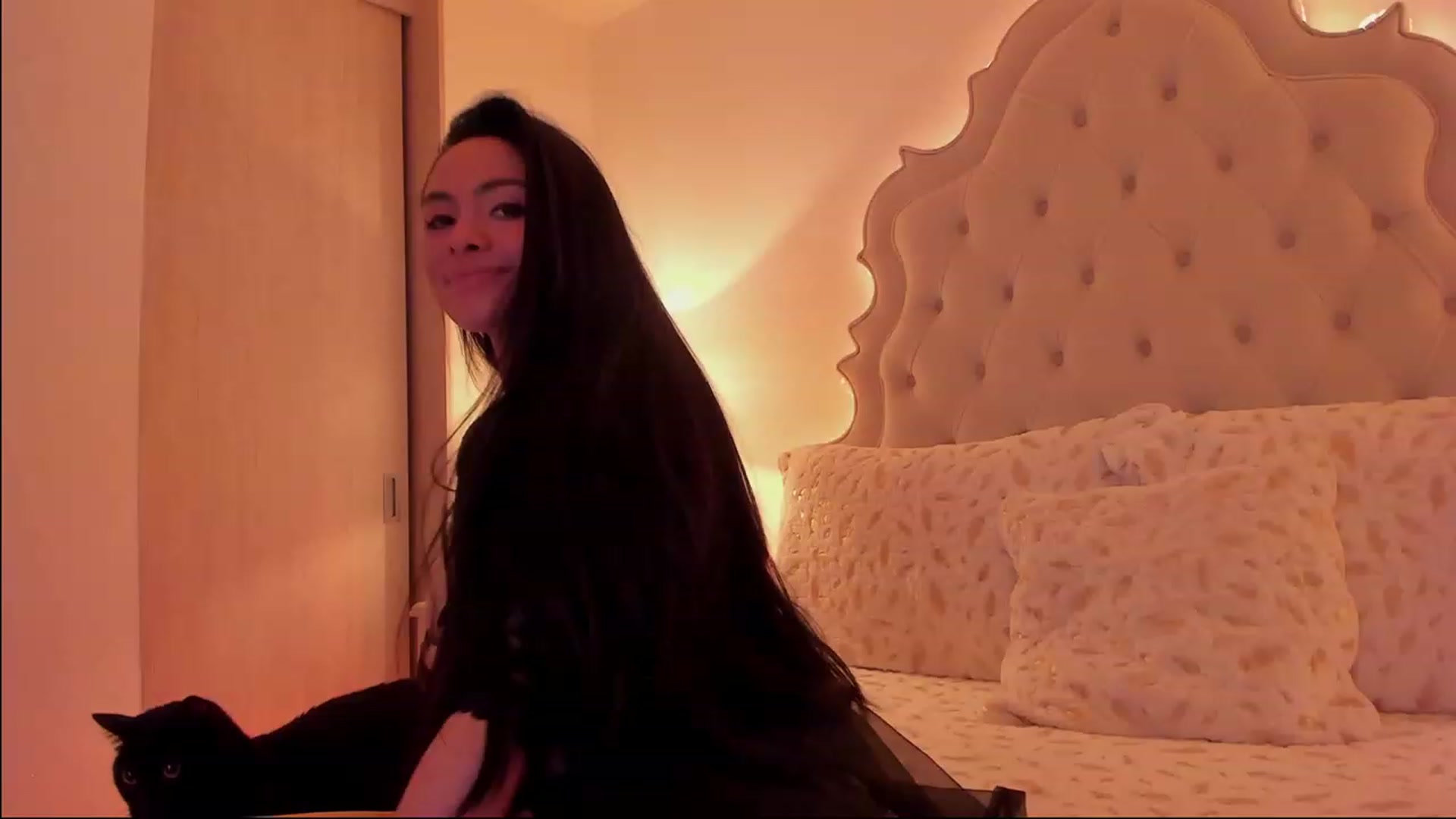 Gallery image thumbnail from Marianviolet's myfreecams stream on, 03/25/2023, 09:42 image 10 of 20