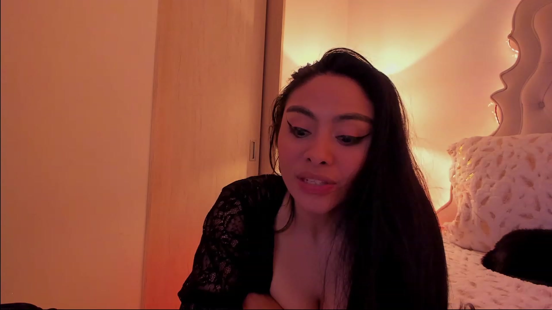 Gallery image thumbnail from Marianviolet's myfreecams stream on, 03/26/2023, 09:36 image 17 of 20