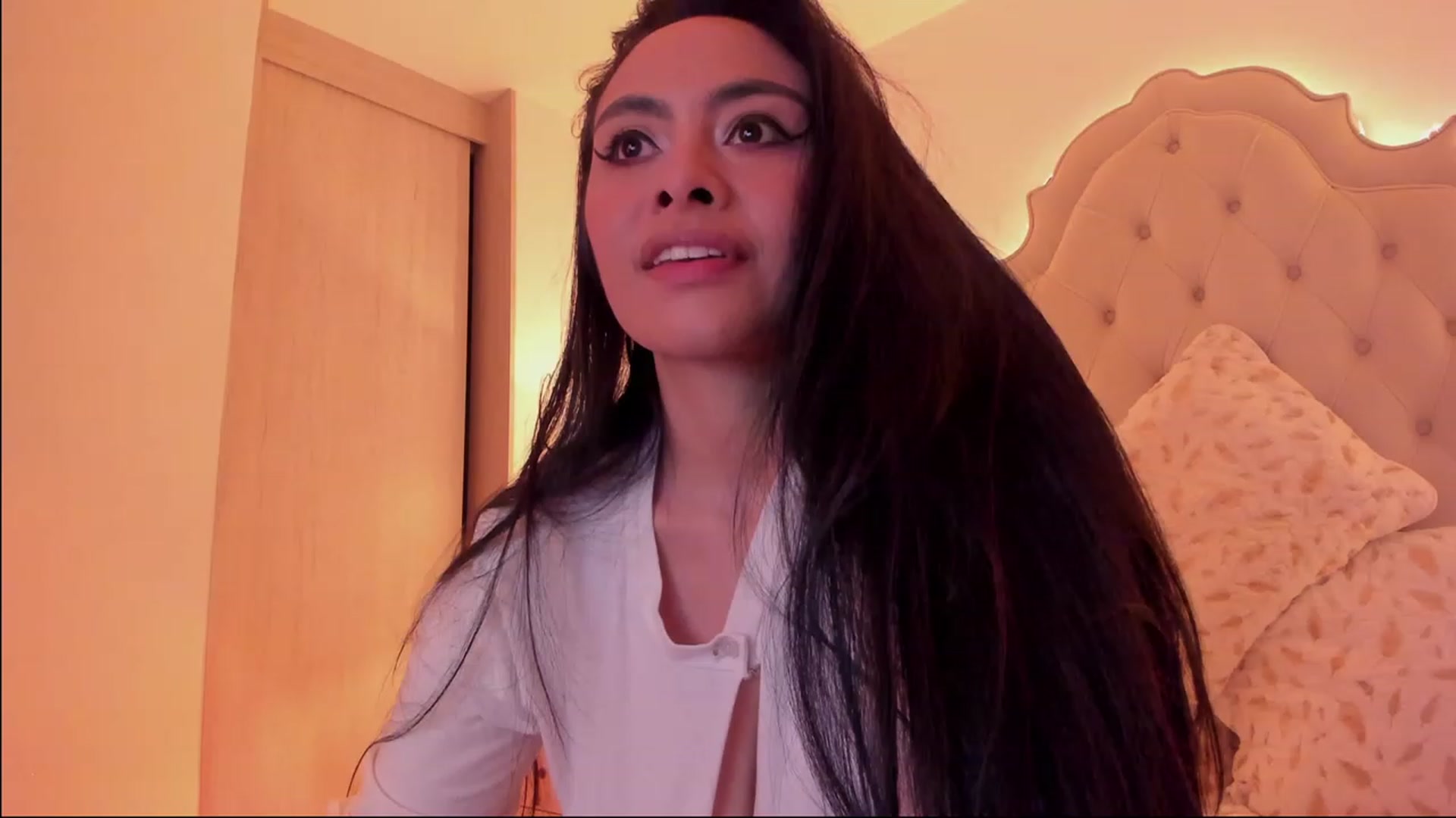 Gallery image thumbnail from Marianviolet's myfreecams stream on, 04/15/2023, 08:40 image 10 of 20