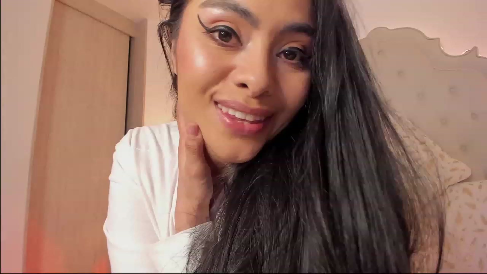 Gallery image thumbnail from Marianviolet's myfreecams stream on, 04/15/2023, 08:40 image 15 of 20