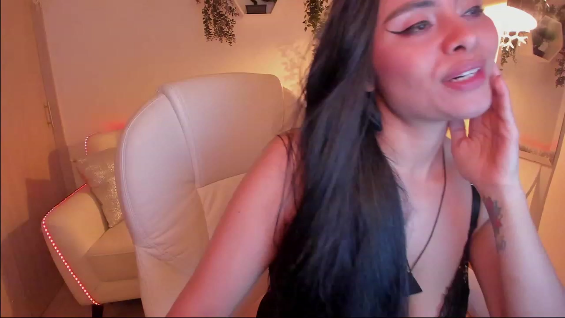 Gallery image thumbnail from Marianviolet's myfreecams stream on, 04/29/2023, 09:11 image 12 of 20