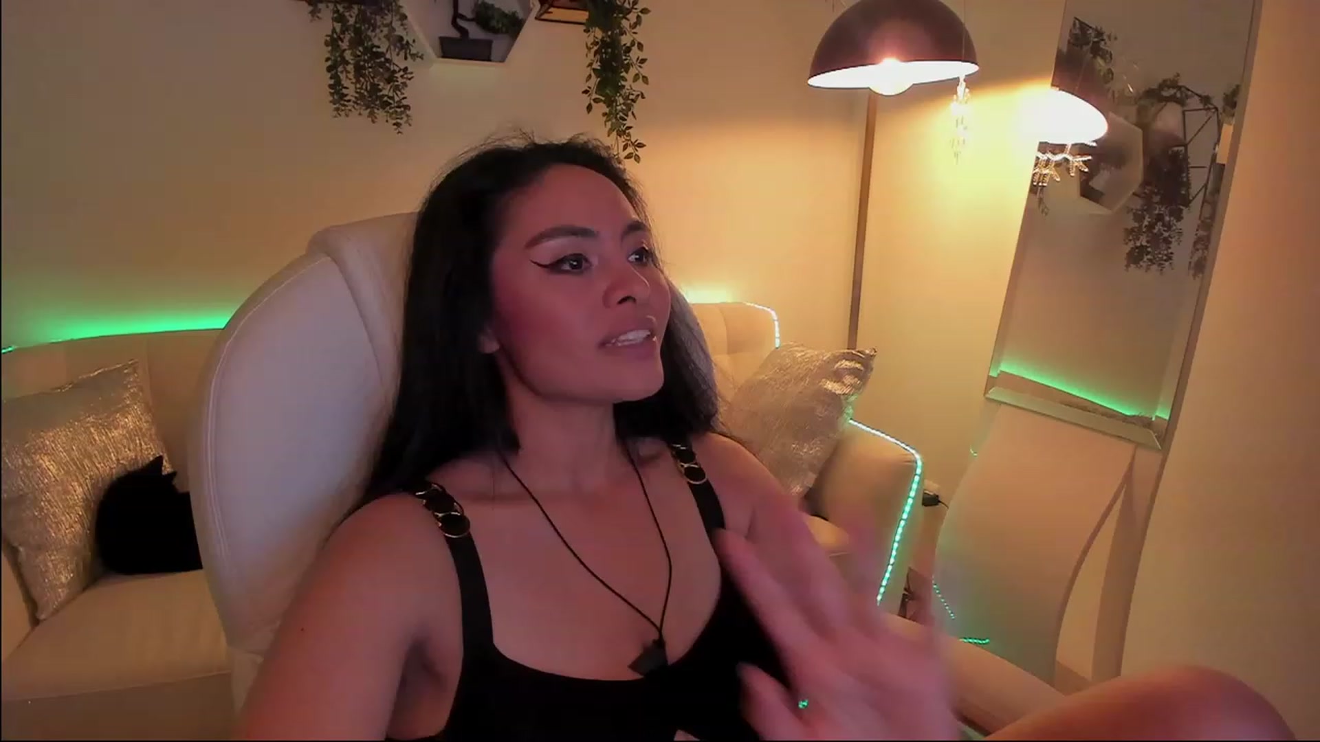 Gallery image thumbnail from Marianviolet's myfreecams stream on, 05/07/2023, 09:02 image 10 of 20
