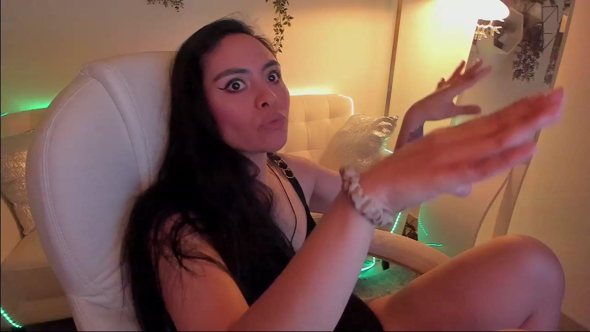 Gallery image thumbnail from Marianviolet's myfreecams stream on, 05/07/2023, 09:02 image 12 of 20