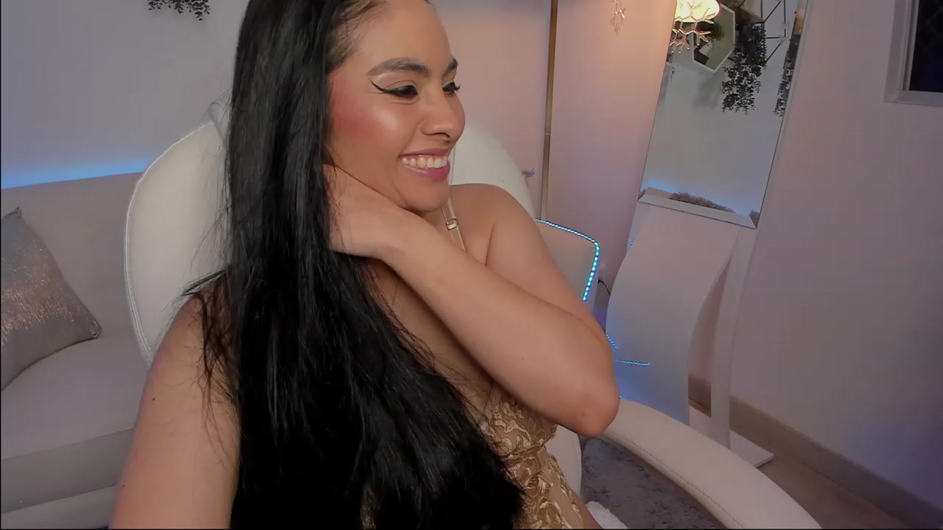 Gallery image thumbnail from Marianviolet's myfreecams stream on, 05/20/2023, 08:21 image 15 of 20