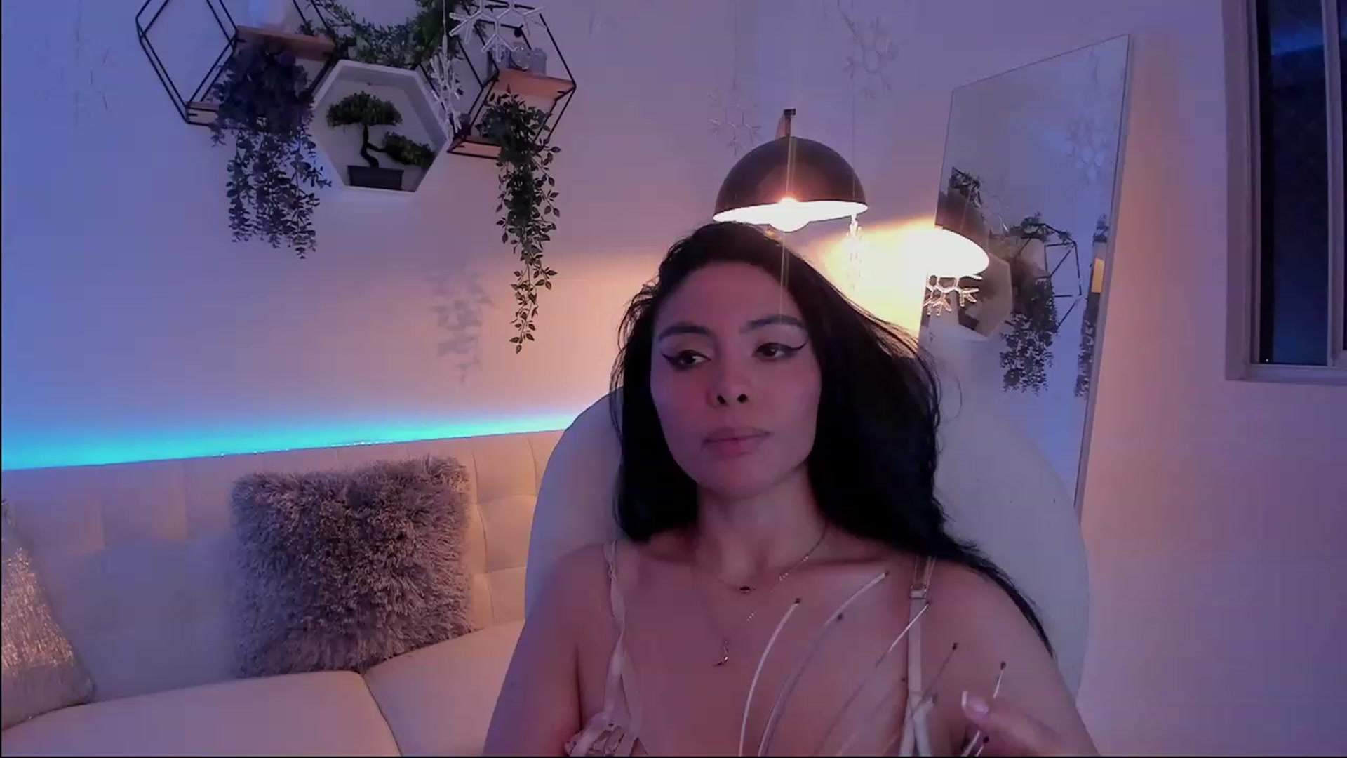Gallery image thumbnail from Marianviolet's myfreecams stream on, 05/20/2023, 08:21 image 4 of 20