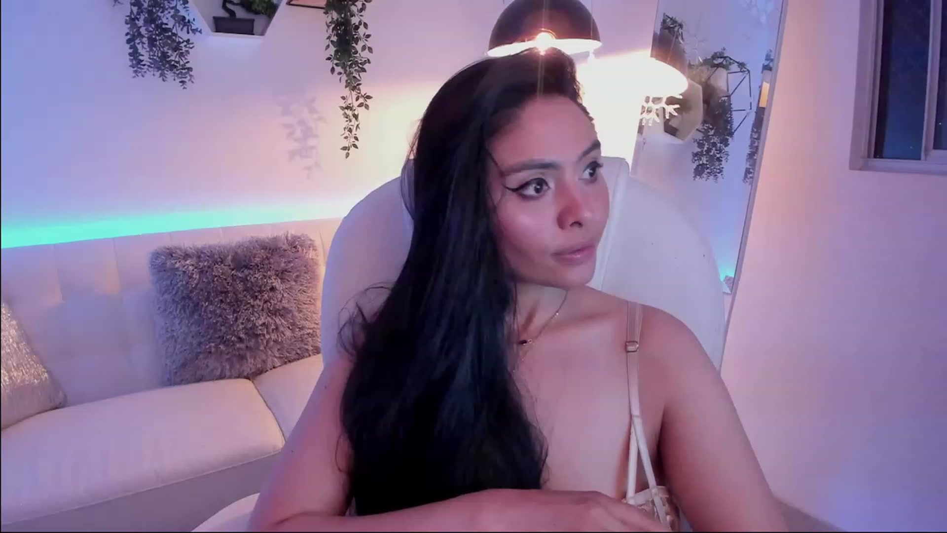Gallery image thumbnail from Marianviolet's myfreecams stream on, 05/20/2023, 08:21 image 5 of 20